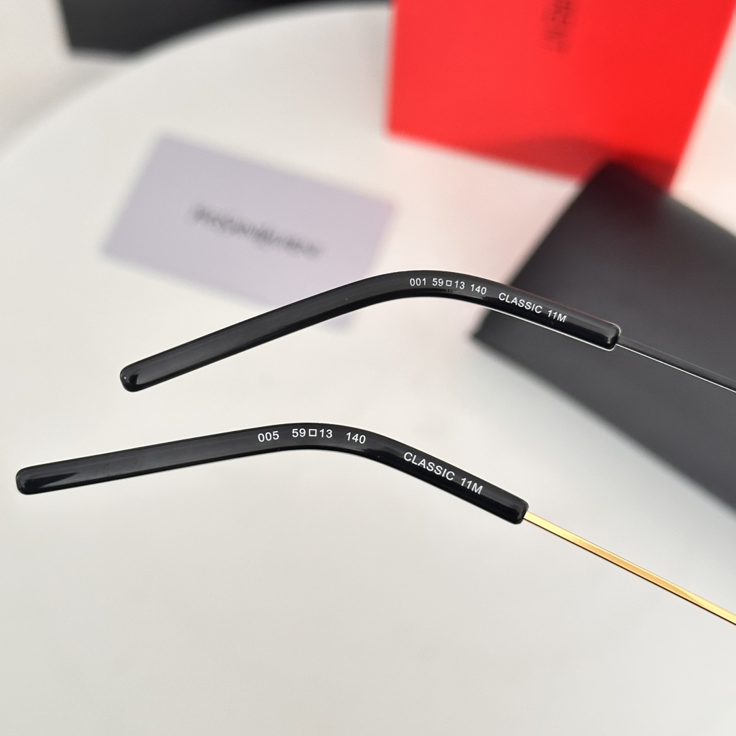 。‼️Saint Lauren*
Model ：CLASSIC11M
Size ：59口13-140
☾