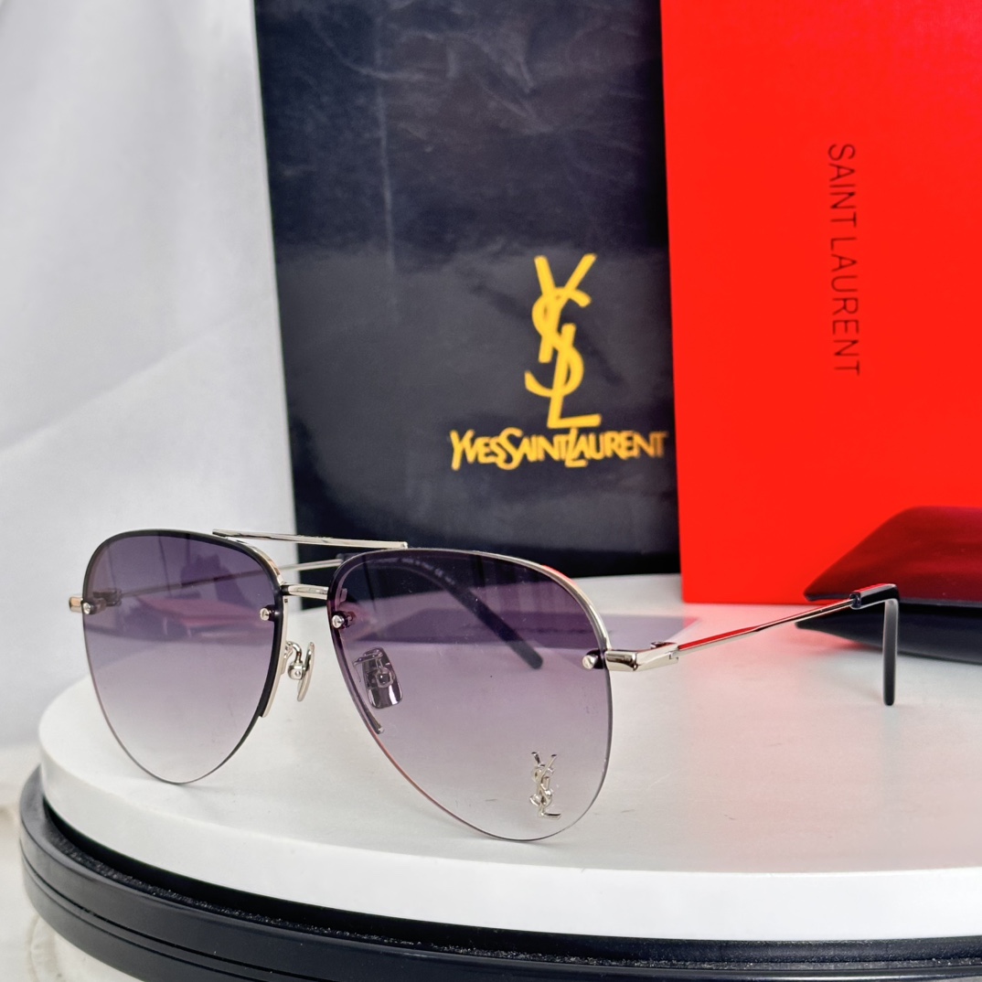 。‼️Saint Lauren*
Model ：CLASSIC11M
Size ：59口13-140
☾