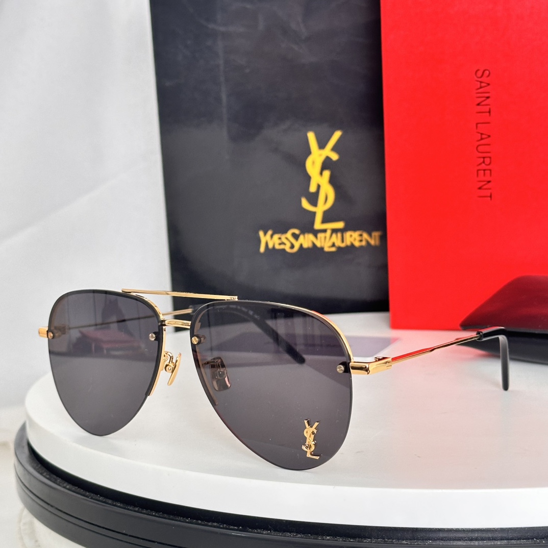 。‼️Saint Lauren*
Model ：CLASSIC11M
Size ：59口13-140
☾