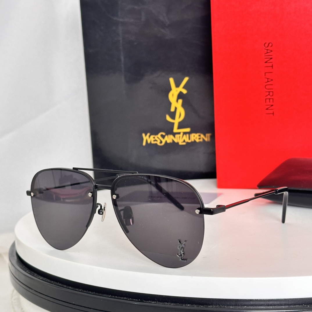 。‼️Saint Lauren*
Model ：CLASSIC11M
Size ：59口13-140
☾