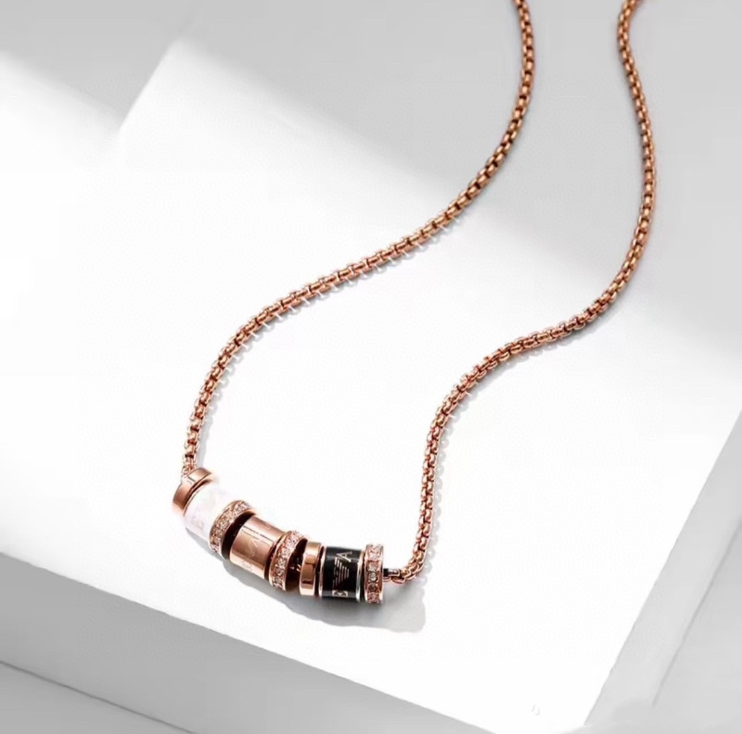 Title: Amani Armani Locket Necklaces Collection Review Summary: Amani Armani’s new locket necklaces collection is sophisticated, fashionable, and black and white, appealing to a unique - 图片 2