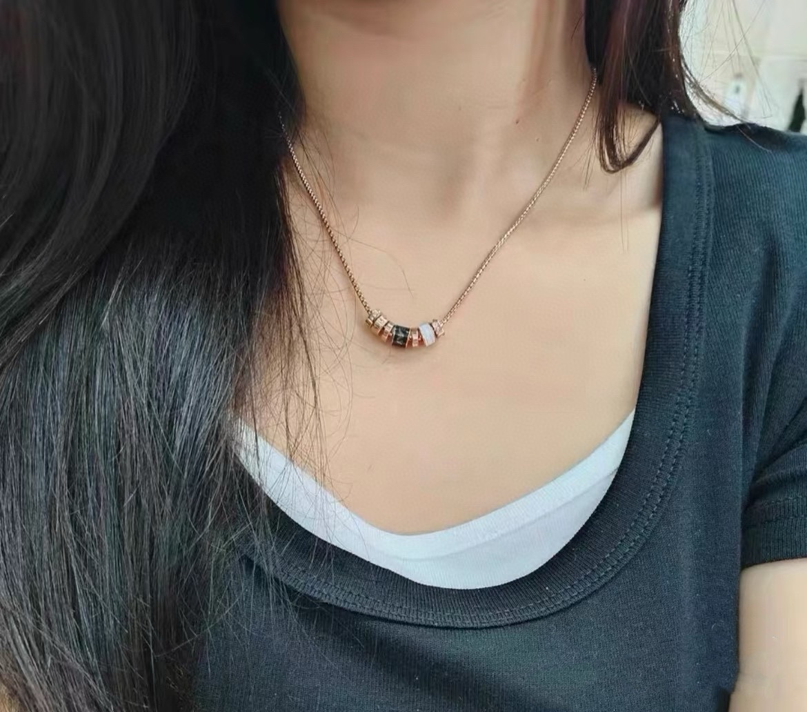Title: Amani Armani Locket Necklaces Collection Review Summary: Amani Armani’s new locket necklaces collection is sophisticated, fashionable, and black and white, appealing to a unique - 图片 6