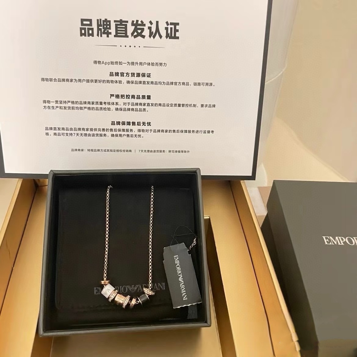 Title: Amani Armani Locket Necklaces Collection Review Summary: Amani Armani’s new locket necklaces collection is sophisticated, fashionable, and black and white, appealing to a unique - 图片 3