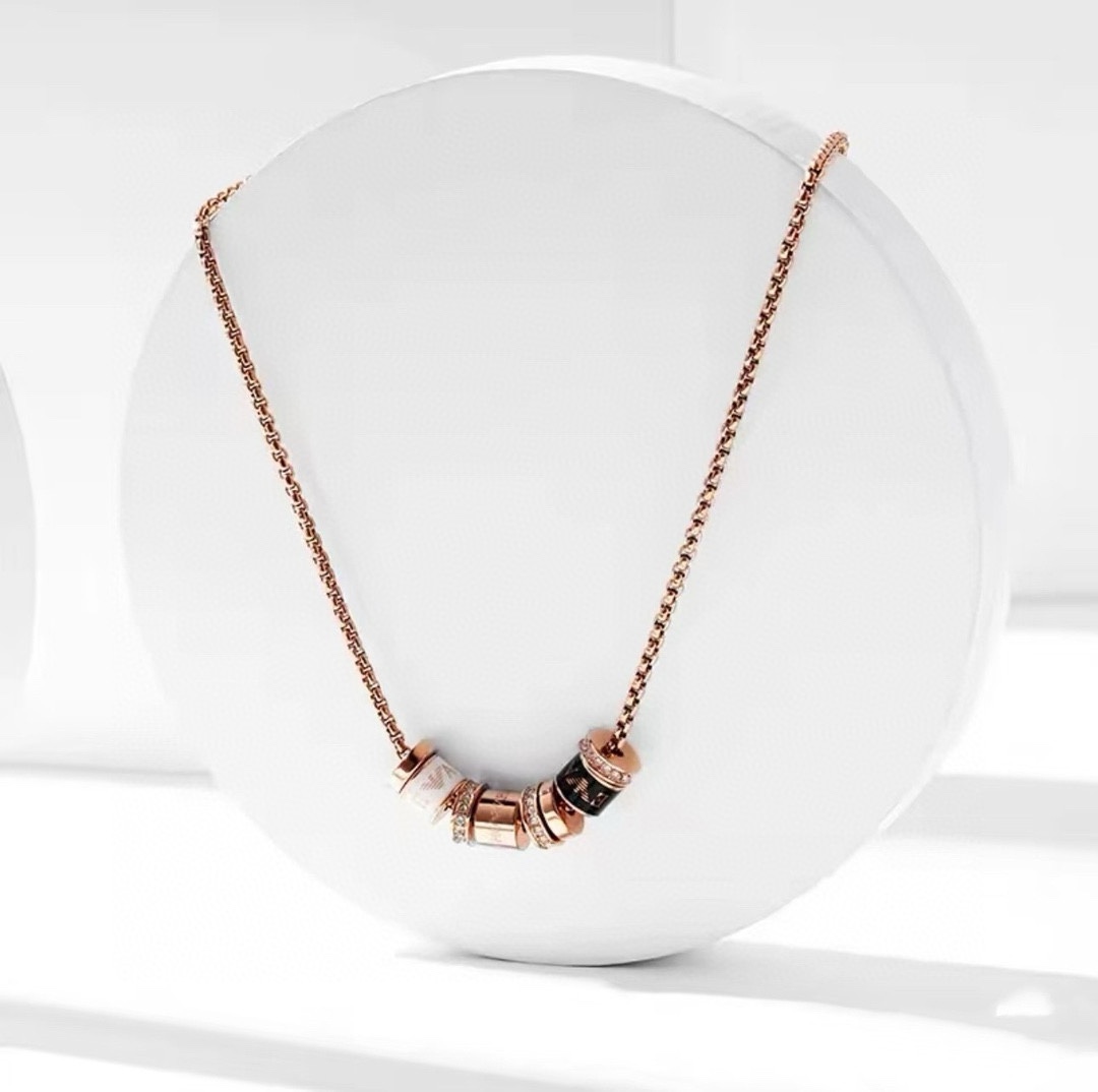 Title: Amani Armani Locket Necklaces Collection Review Summary: Amani Armani’s new locket necklaces collection is sophisticated, fashionable, and black and white, appealing to a unique - 图片 4
