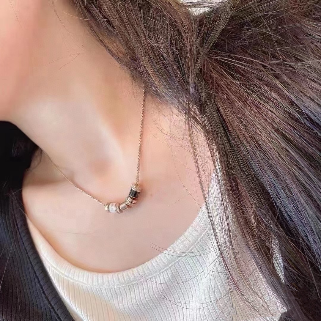 Title: Amani Armani Locket Necklaces Collection Review Summary: Amani Armani’s new locket necklaces collection is sophisticated, fashionable, and black and white, appealing to a unique - 图片 7