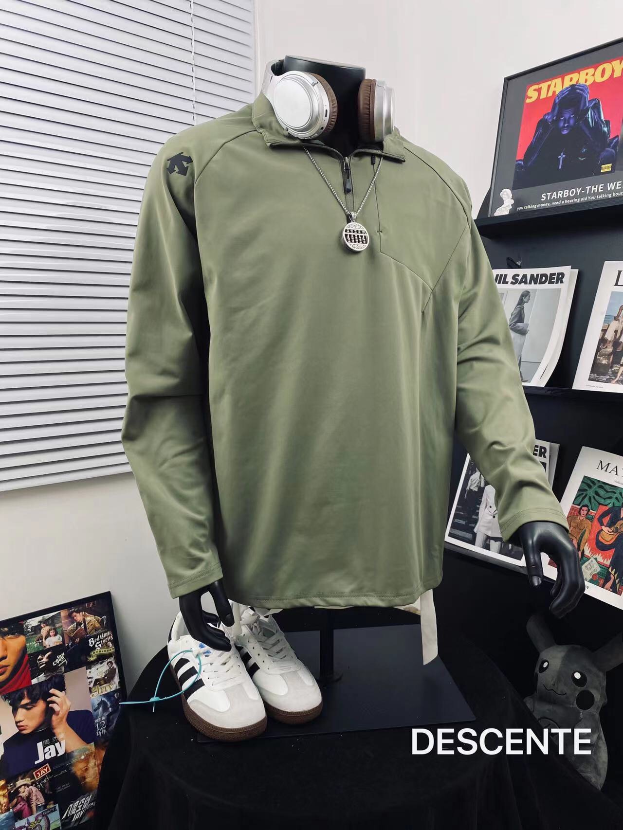 💰200
DESCENTE迪桑特半拉链侧袋运动长袖卫衣🌻
顶级版本 快手 抖音 得物app热门📕 专用包装 可立领翻领穿搭 工艺使用日本全进口3D雕刻而成🌿进口巴腾浆料、专柜随意对比！💫超A超立体 区别市场低版本⚠️ 上身柔软舒适透气 做工精致 完美走线💞暗黑痞酷 奢华尽显 吸睛亮眼  男女情侣款 上身舒适 实物更加好看 仙女猛男 必备款哦
Color：酷黑 米杏 草绿
Size  ：M L XL XXL         
         衣长        胸围       袖长
M       72          114          74
L        74          116          76
XL     76           118          78
XXL   79          120          80
（os版型 落肩袖设计 手工测量存在1~2cm误差）