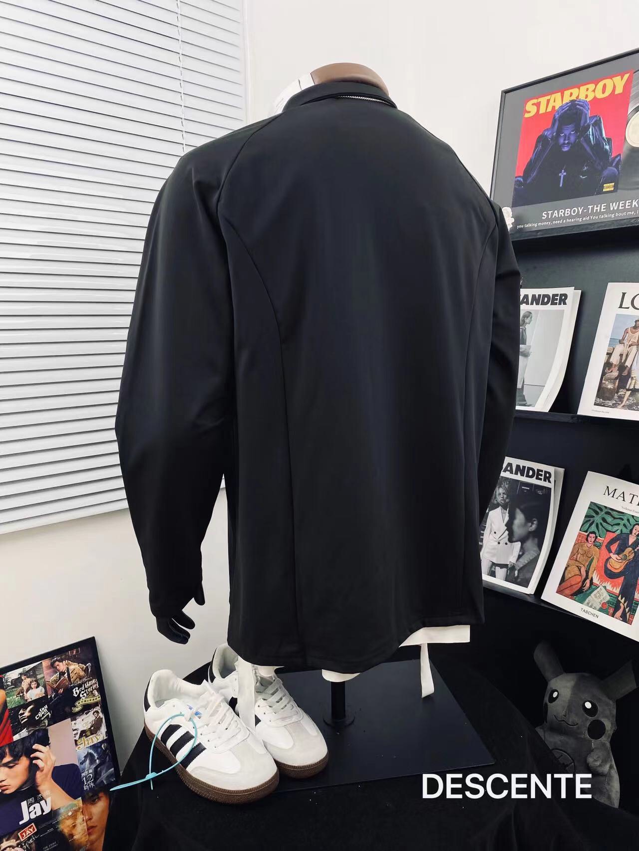 💰200
DESCENTE迪桑特半拉链侧袋运动长袖卫衣🌻
顶级版本 快手 抖音 得物app热门📕 专用包装 可立领翻领穿搭 工艺使用日本全进口3D雕刻而成🌿进口巴腾浆料、专柜随意对比!💫超A超立体 区别市场低版本⚠️ 上身柔软舒适透气 做工精致 完美走线💞暗黑痞酷 奢华尽显 吸睛亮眼 男女情侣款 上身舒适 实物更加好看 仙女猛男 必备款哦
Color:酷黑 米杏 草绿
Size :M L XL XXL
衣长 胸围 袖长
M 72 114 74
L 74 116 76
XL 76 118 78
XXL 79 120 80
(os版型 落肩袖设计 手工测量存在1~2cm误差)