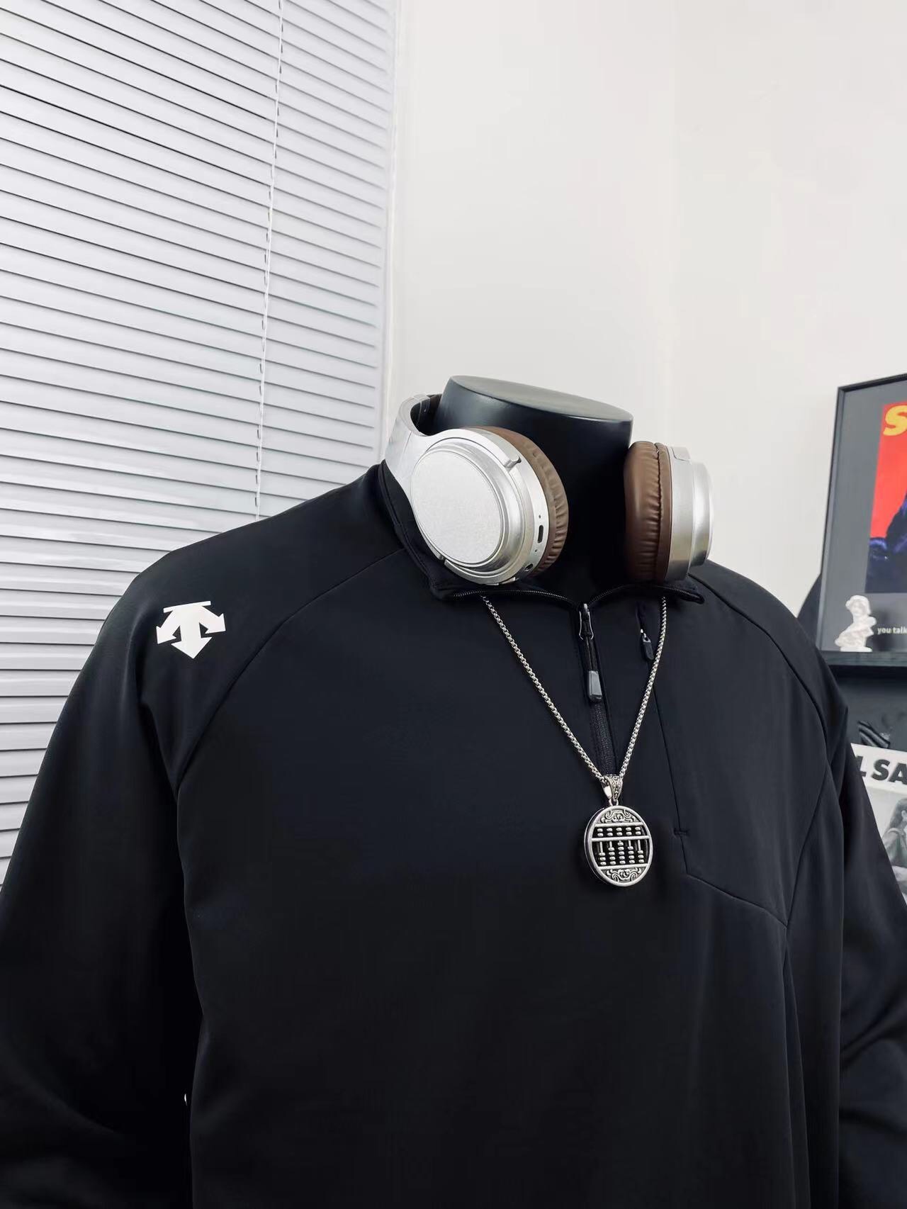 💰200
DESCENTE迪桑特半拉链侧袋运动长袖卫衣🌻
顶级版本 快手 抖音 得物app热门📕 专用包装 可立领翻领穿搭 工艺使用日本全进口3D雕刻而成🌿进口巴腾浆料、专柜随意对比!💫超A超立体 区别市场低版本⚠️ 上身柔软舒适透气 做工精致 完美走线💞暗黑痞酷 奢华尽显 吸睛亮眼 男女情侣款 上身舒适 实物更加好看 仙女猛男 必备款哦
Color:酷黑 米杏 草绿
Size :M L XL XXL
衣长 胸围 袖长
M 72 114 74
L 74 116 76
XL 76 118 78
XXL 79 120 80
(os版型 落肩袖设计 手工测量存在1~2cm误差)