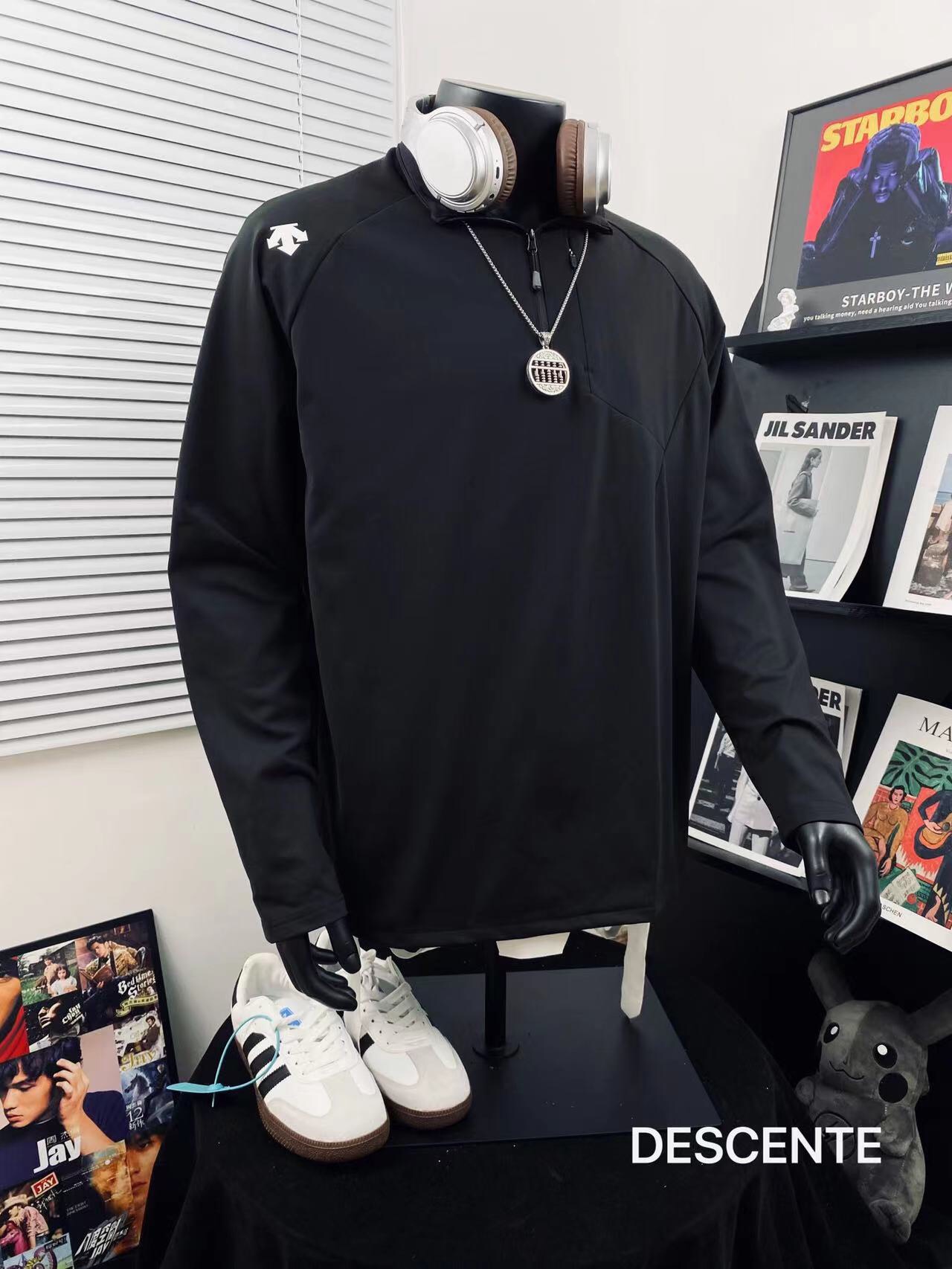 💰200
DESCENTE迪桑特半拉链侧袋运动长袖卫衣🌻
顶级版本 快手 抖音 得物app热门📕 专用包装 可立领翻领穿搭 工艺使用日本全进口3D雕刻而成🌿进口巴腾浆料、专柜随意对比！💫超A超立体 区别市场低版本⚠️ 上身柔软舒适透气 做工精致 完美走线💞暗黑痞酷 奢华尽显 吸睛亮眼  男女情侣款 上身舒适 实物更加好看 仙女猛男 必备款哦
Color：酷黑 米杏 草绿
Size  ：M L XL XXL         
         衣长        胸围       袖长
M       72          114          74
L        74          116          76
XL     76           118          78
XXL   79          120          80
（os版型 落肩袖设计 手工测量存在1~2cm误差）