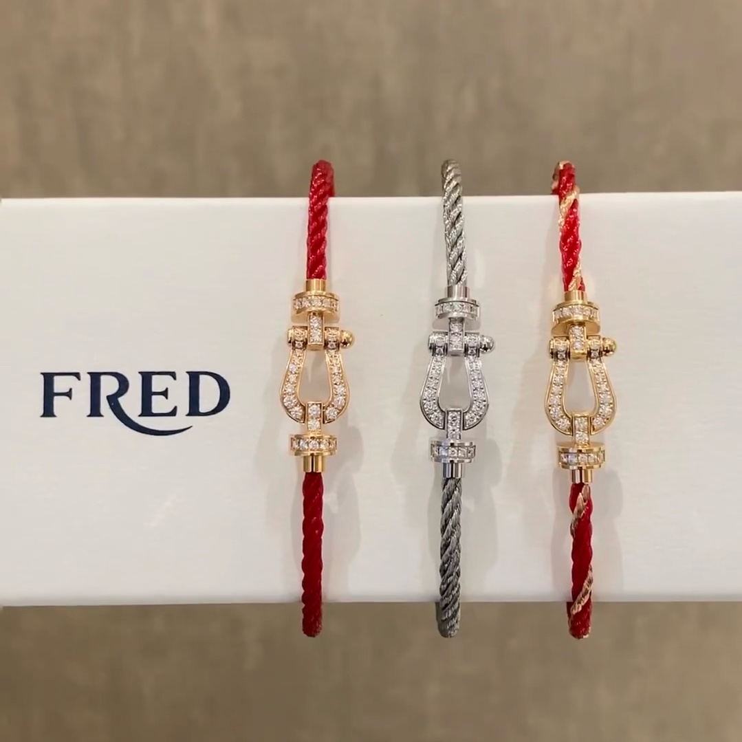 “High-Quality Black Wire Bracelet for Valentine’s Day – Custom-Made 18k Gold Process”