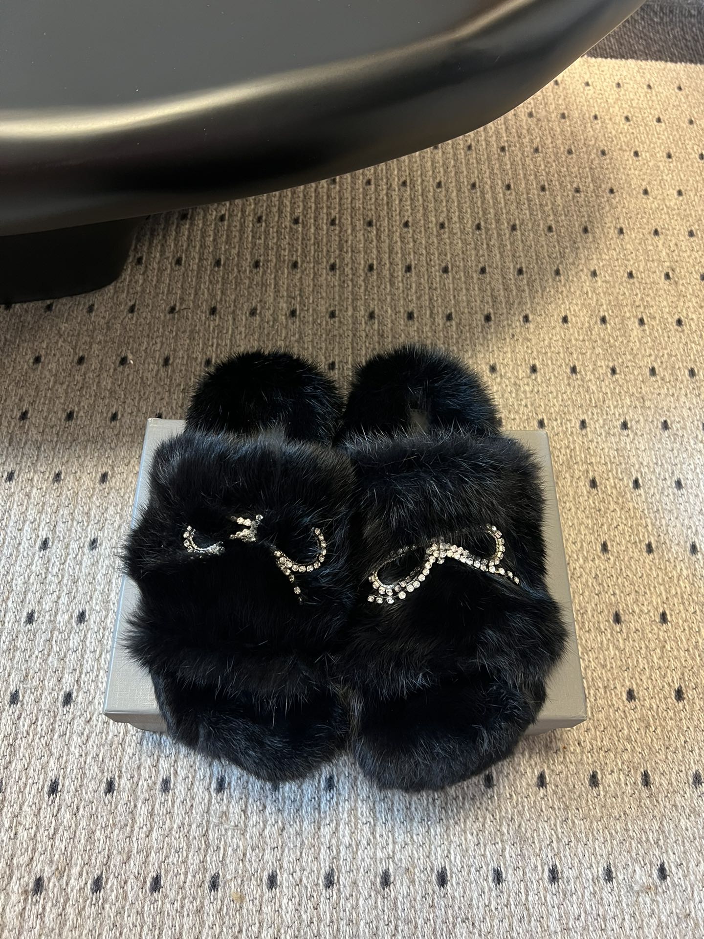 NO:461140,Balenciag* 25ss wool shoes thick-soled rabbit fur slippers retain the practical wearability of the street, and incorporate mink fur decoration and unique structure. Whether it is attending parties or important occasions, the most eye-catching half-treading will not appear unformal. Instead, the individual and casual toe-toe design adopts a round toe design. The toe space is stretched and comfortable, and the foot looks small. Fabric rabbit fur inner rabbit fur outsole TPU sole Size35-41 (40.41 custom-made without return or exchange), wool shoes slippers, balenciaga, slippers19860909Balenciag* 25ss 毛毛鞋厚底兔毛拖鞋 既保留了街头的实穿性 同时融入了水貂毛饰和独特结构 不管是出席晚会和重要场合 都是最亮眼的一脚蹬的半拖不会显得不正式 反而个性又随意鞋头采用圆头设计 脚趾空间伸展舒适 显脚小 面料兔毛 内里兔毛 大底TPU大底 Size35-41（40.41定制不退换）,毛毛鞋拖鞋,balenciaga,slippers,Women's Shoes