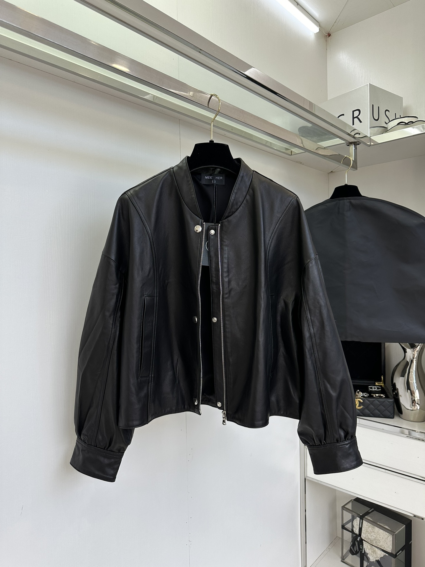 25 F 在寒冷的冬天一定要给自己安排一件既时尚又保暖的外套。这件小韩版拉链皮衣外套，绝对是你的不二之选