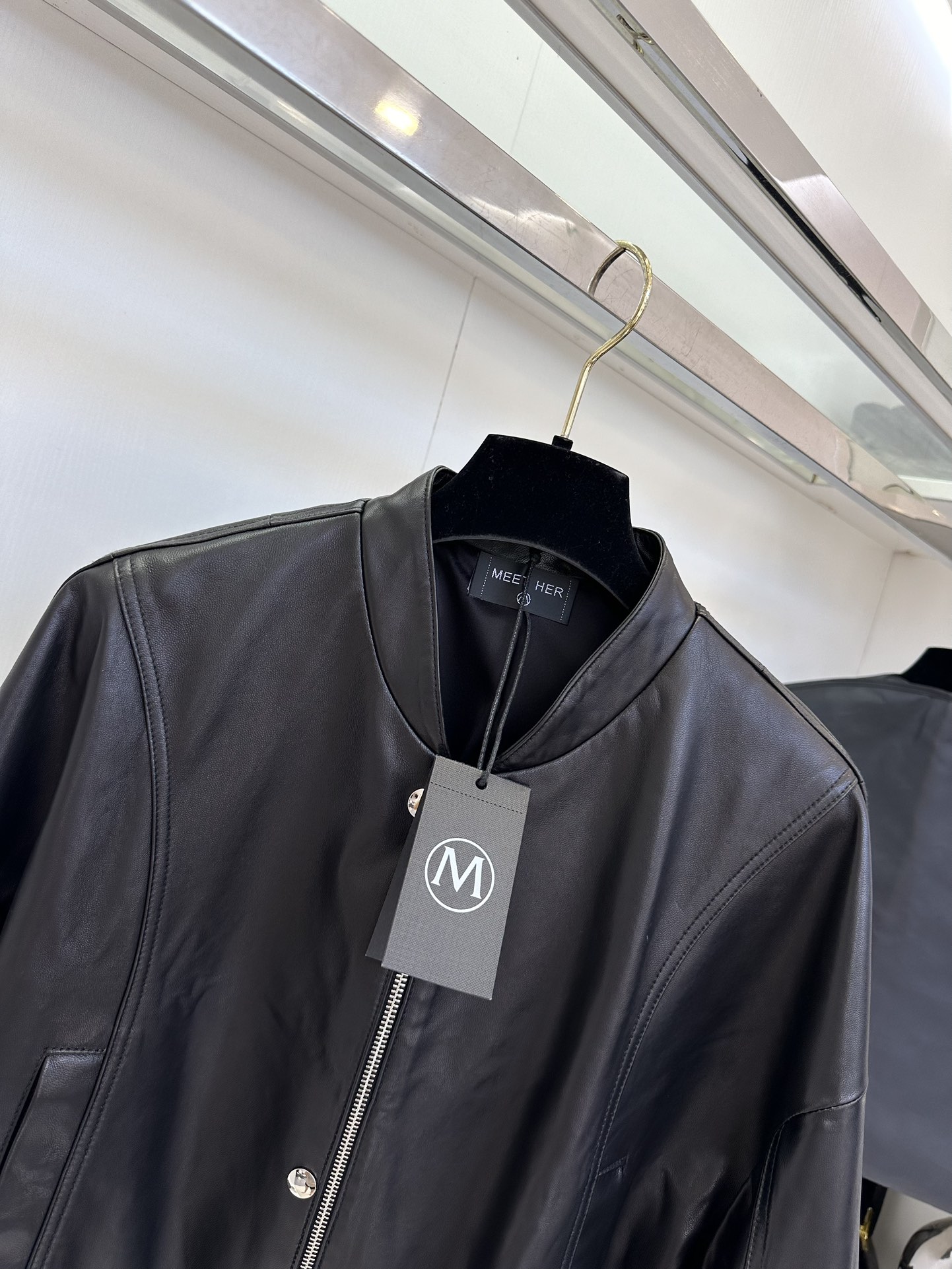 25 F 在寒冷的冬天一定要给自己安排一件既时尚又保暖的外套。这件小韩版拉链皮衣外套，绝对是你的不二之选