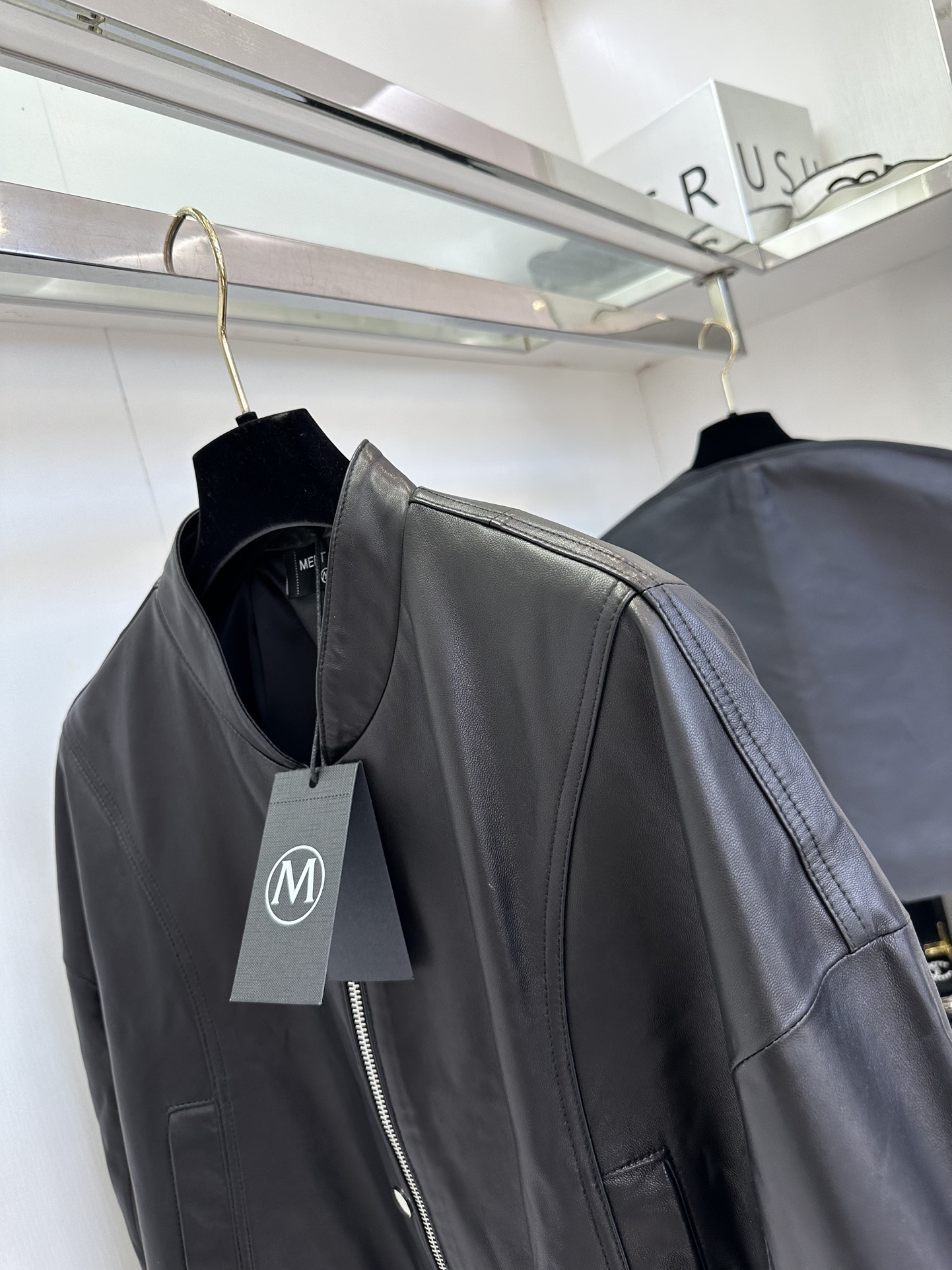 25 F 在寒冷的冬天一定要给自己安排一件既时尚又保暖的外套。这件小韩版拉链皮衣外套，绝对是你的不二之选