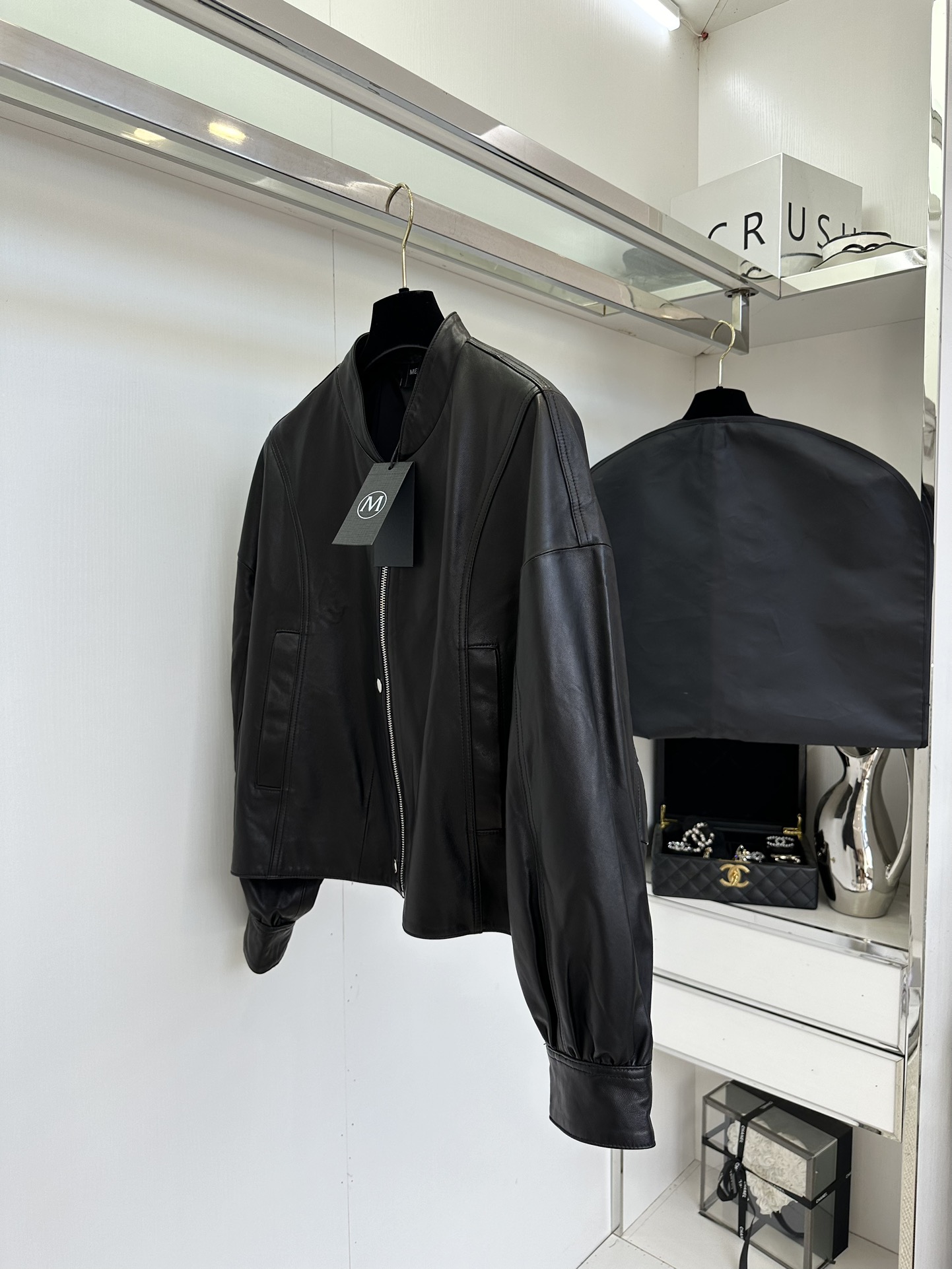 25 F 在寒冷的冬天一定要给自己安排一件既时尚又保暖的外套。这件小韩版拉链皮衣外套，绝对是你的不二之选