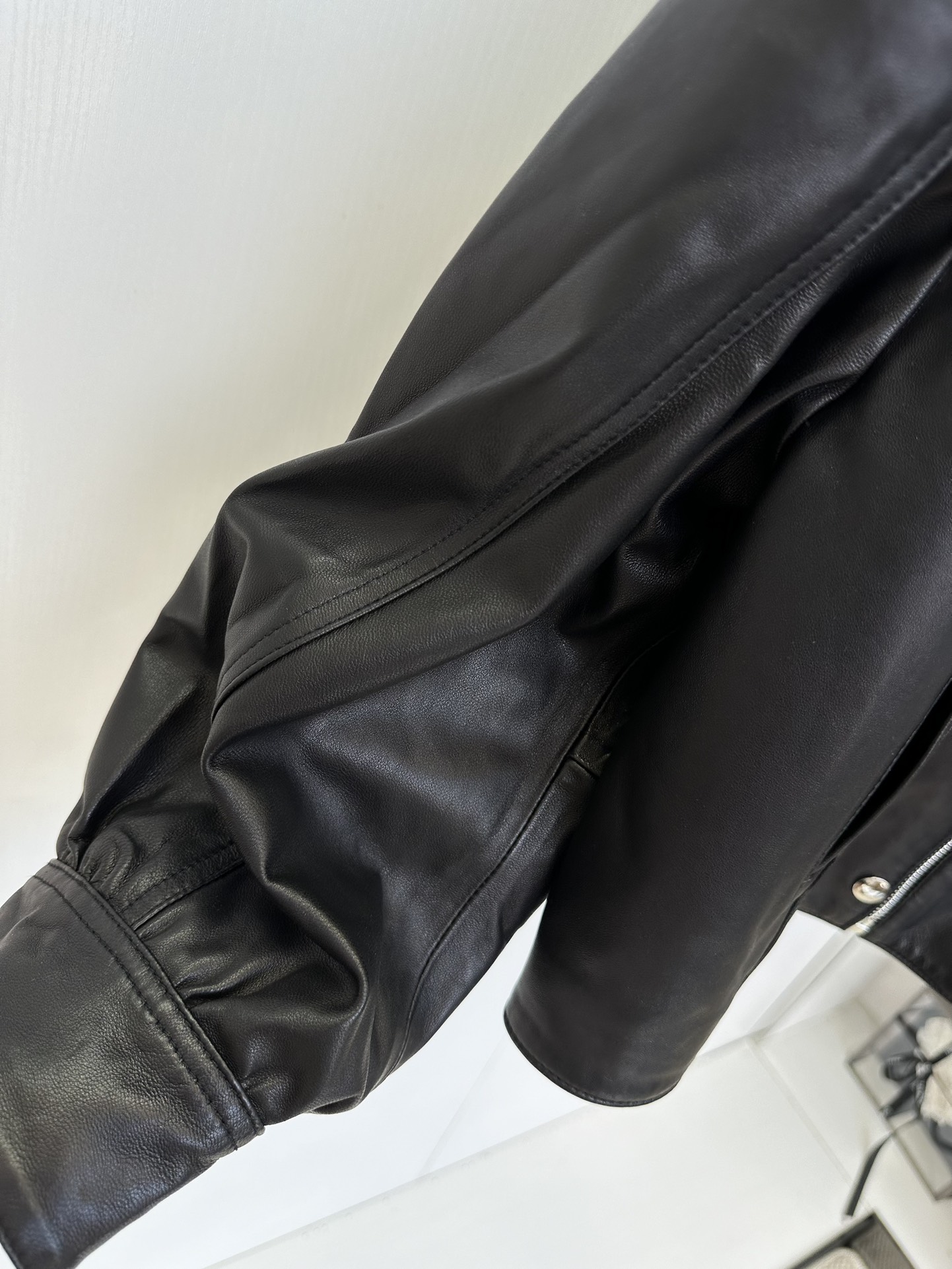 25 F 在寒冷的冬天一定要给自己安排一件既时尚又保暖的外套。这件小韩版拉链皮衣外套，绝对是你的不二之选