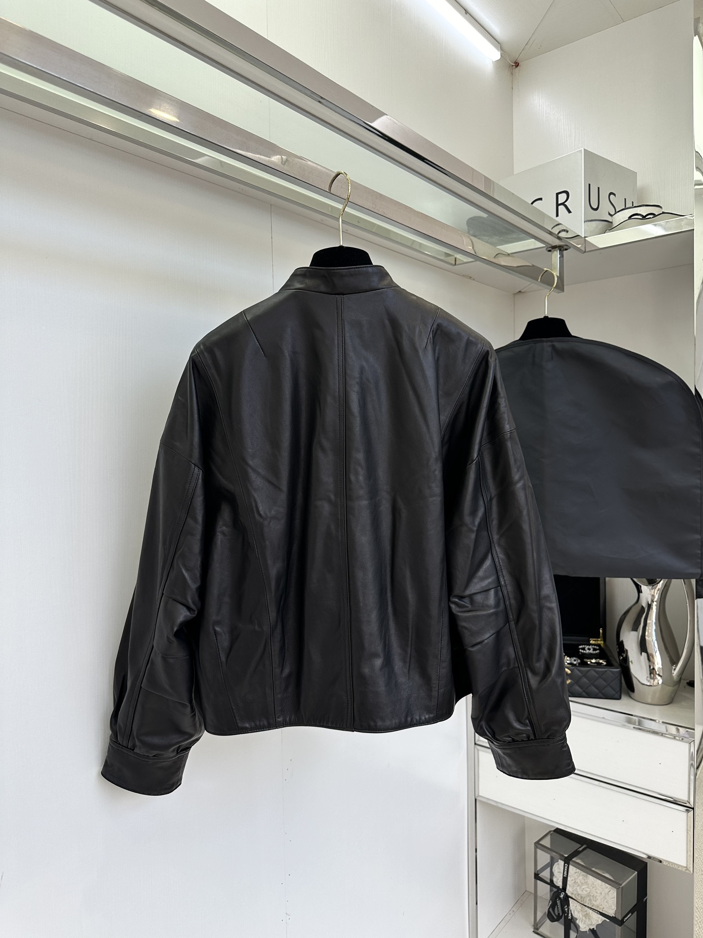 25 F 在寒冷的冬天一定要给自己安排一件既时尚又保暖的外套。这件小韩版拉链皮衣外套，绝对是你的不二之选