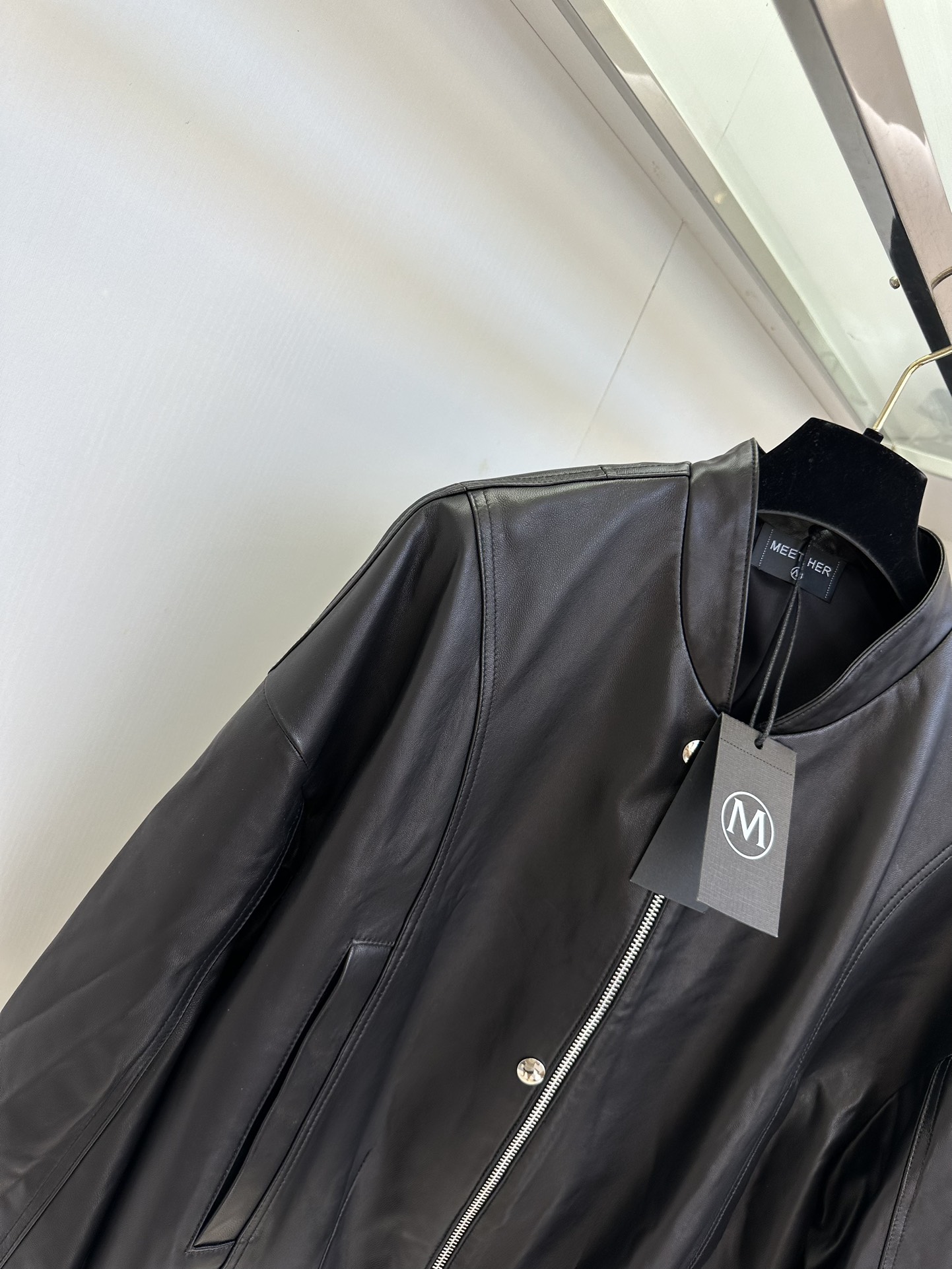 25 F 在寒冷的冬天一定要给自己安排一件既时尚又保暖的外套。这件小韩版拉链皮衣外套，绝对是你的不二之选