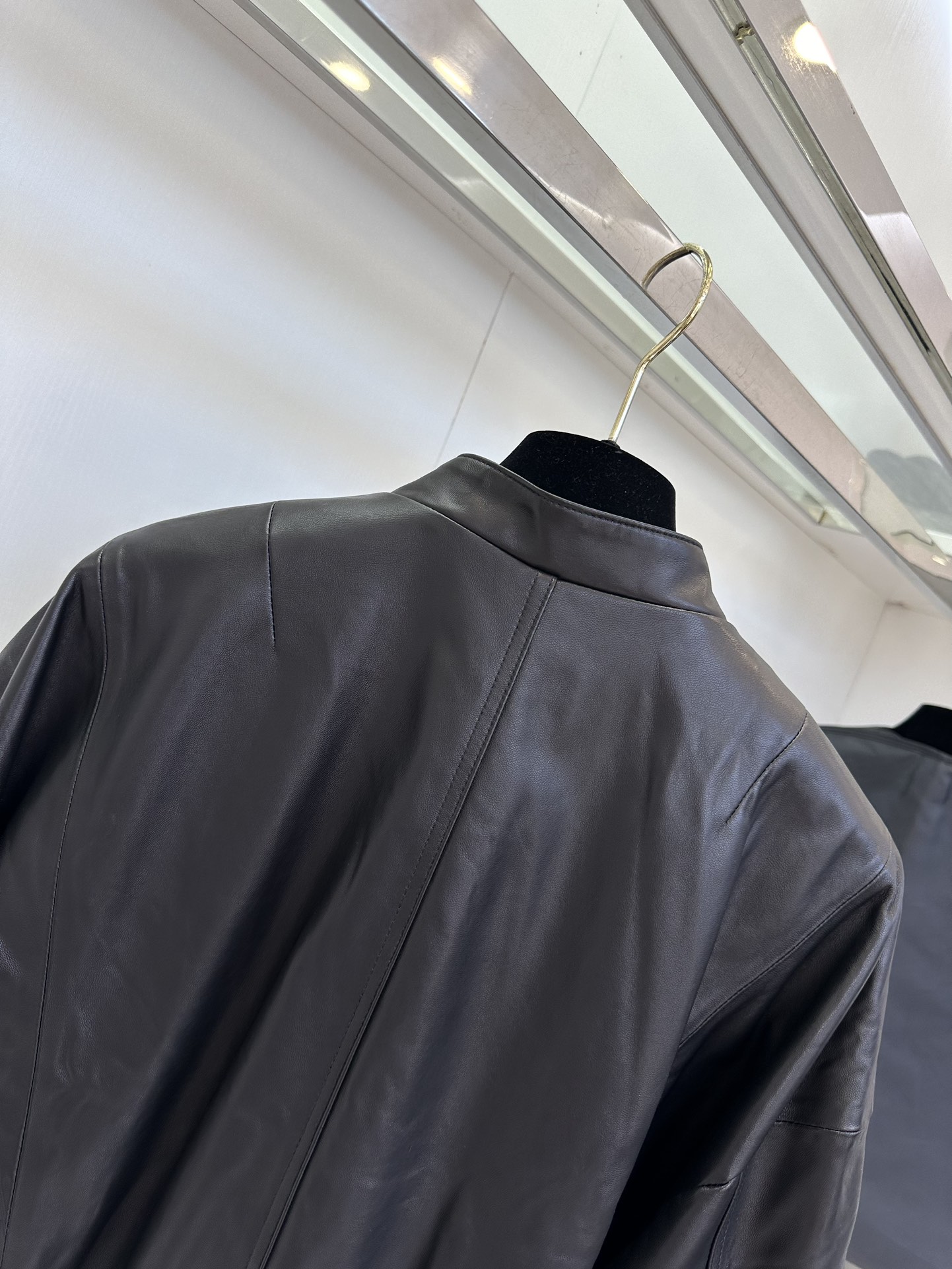 25 F 在寒冷的冬天一定要给自己安排一件既时尚又保暖的外套。这件小韩版拉链皮衣外套，绝对是你的不二之选