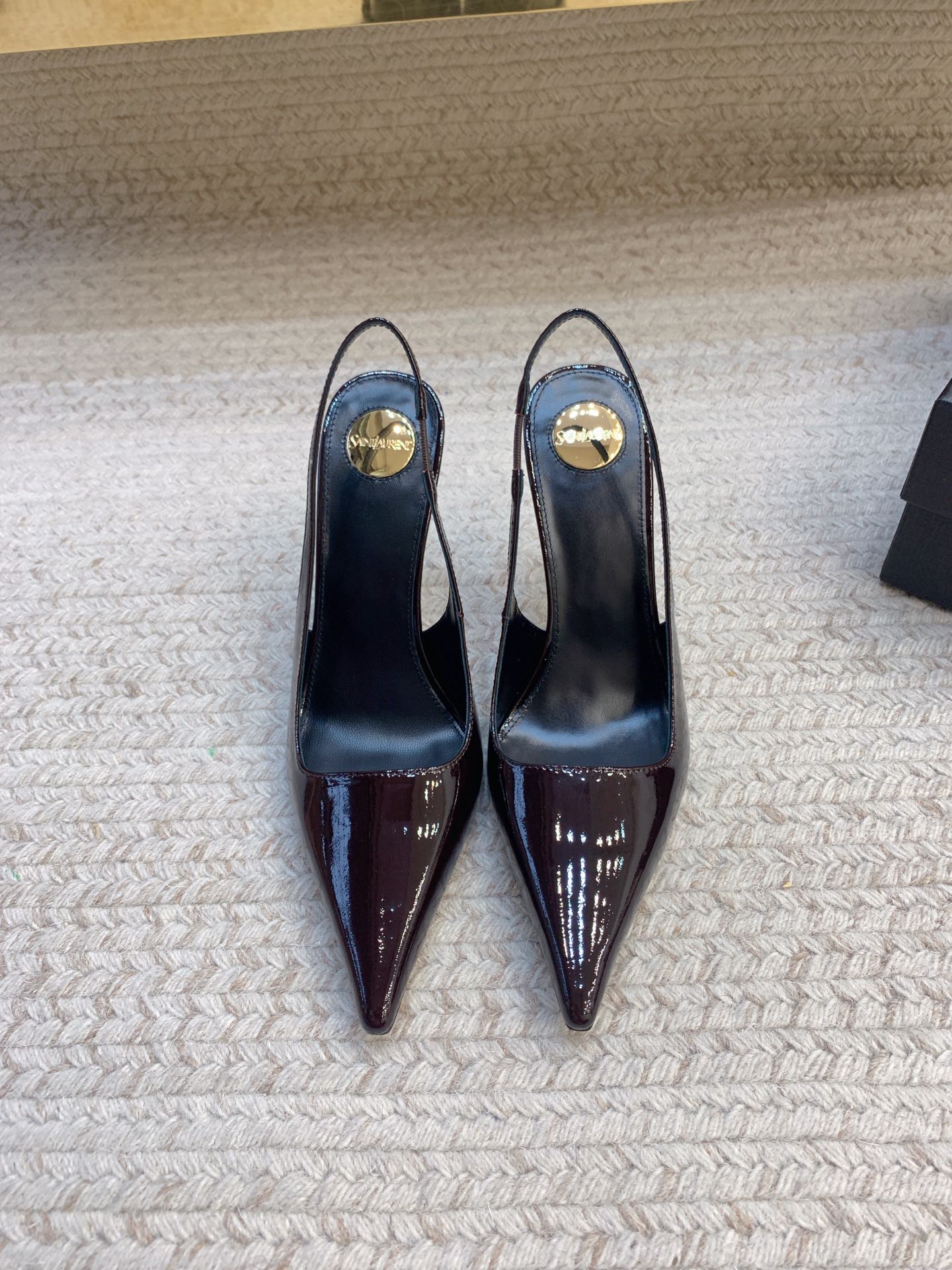 NO:927969,SAIN LAUREN*SS25 new pointed toe stiletto sandals, original last, top quality material, imported cowhide leather upper/imported custom patent leather, imported sheepskin lining, genuine leather outsole, heel height 10.5cm, size 35-39 (34.40.41 custom-made, non-returnable, non-exchangeable), sandals, saint laurent, sandals, cowhide, sheepskin, Leather soles19860909SAIN LAUREN*SS25新款尖头细高跟凉鞋 原版套楦 顶级品质 材质 鞋面进口牛皮/进口定制漆皮 内里进口羊皮里 大底真皮大底 跟高10.5cm 码数35-39（34.40.41定做不退不换）,凉鞋,saint laurent,sandals,cowhide,sheepskin,Leather soles,Women's Shoes