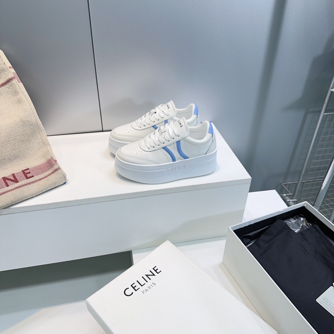 NO:649892,High quality!  Top quality upgraded version!  Celine 26 new spring and summer classic thick-soled casual white shoes!  One of the most popular casual shoes!  Liu Wen Yang Mi  The same style as Lisa, it is both gorgeous and practical. Its texture is in line with the seemingly contradictory style of casual luxury, and its leather goods and accessories, from leather bags, leather shoes to ties and scarves, highlight pragmatism on the basis of luxury. This pair of casual sneakers is full of street style. A pair of small shoes will always be missing in the shoe cabinet.  White shoes, and this year’s white shoes are the best choice. Different from the bad AJ, CELIN@ white shoes have its own unique design. The leather upper is very easy to take care of, unique and unique. The LOGO on the side and heel makes it simple and not out of character. It is a perfect pair of white shoes~  The upper is made of original silk cowhide, and the lining is made of cotton wool, which is comfortable and breathable!  Original molded one-to-one rubber outsole!  Bottom thickness 6.5cm Size: 35-40 (40 is custom-made and non-returnable) Comes with original packaging, casual shoes/sports shoes, celine, celine, sneakers, cowhide, ties19860909高品质！顶级品质升级版本！Celine赛琳26春夏新品经典厚底休闲小白鞋！最火休闲鞋单品之一！刘雯 杨幂 lisa同款,华丽又实用,本身的质感符合休闲华丽这个看似矛盾的风格,而其皮件及配件从皮包,皮鞋到领带丝巾都在奢华的基础上突出实用主义.这双休闲板鞋,充满街头感的一双鞋子,鞋柜里永远都缺一双小白鞋,而今年这款小白鞋是不二之选.与烂大街的AJ不同,CELIN@小白鞋有它自己独特的设计,皮革鞋面非常好打理,独出心裁,别具一格,侧面与后跟的LOGO让他简单又不失调性,完美的一双小白鞋~ 鞋面采用原版丝绸牛皮,内里垫脚棉毛布里,舒舒透气！原版开模一比一橡胶大底！ 底厚6.5cm 码数:35-40（40定做不退换） 配原版包装,休闲鞋/运动鞋,celine,celine,sneakers,cowhide,ties,Women's Shoes