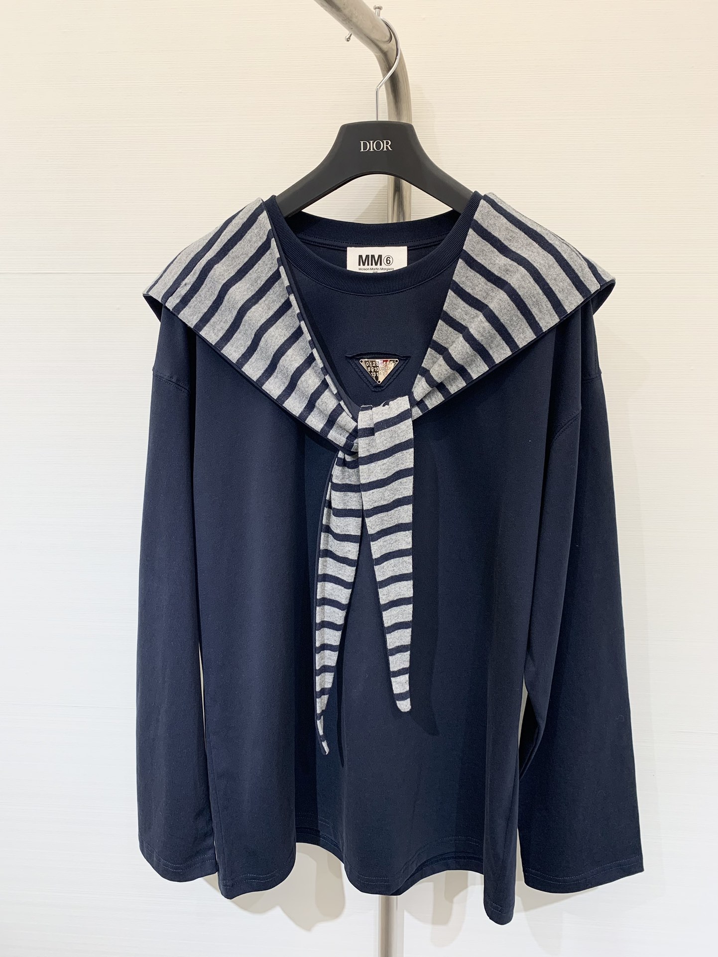 NO:464860,MM6 25 early autumn new style, design sense color-blocking fake two-piece shawl round neck long sleeves, chest digital triangle decoration design, striped hooded shawl, design sense full, casual and versatile style, super casual upper body, two-color SML,,masion margiela,shawls,hats,alexander wang19860909MM6 25早秋新款 设计感拼色假两件披肩圆领长袖 胸前数字三角标饰设计 外搭条纹连帽披肩 设计感拉满 休闲百搭款 上身超级休闲 两色SML,,masion margiela,shawls,hats,alexander wang,Women's clothing