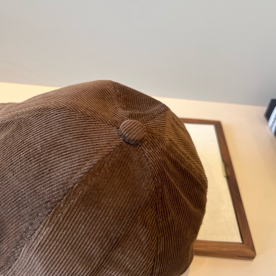 🆕

Gucci古奇新款鸭舌前进帽，灯芯绒面料，头围57cm