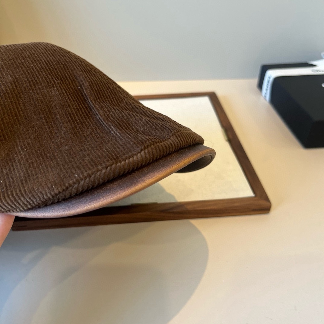 🆕

Gucci古奇新款鸭舌前进帽，灯芯绒面料，头围57cm