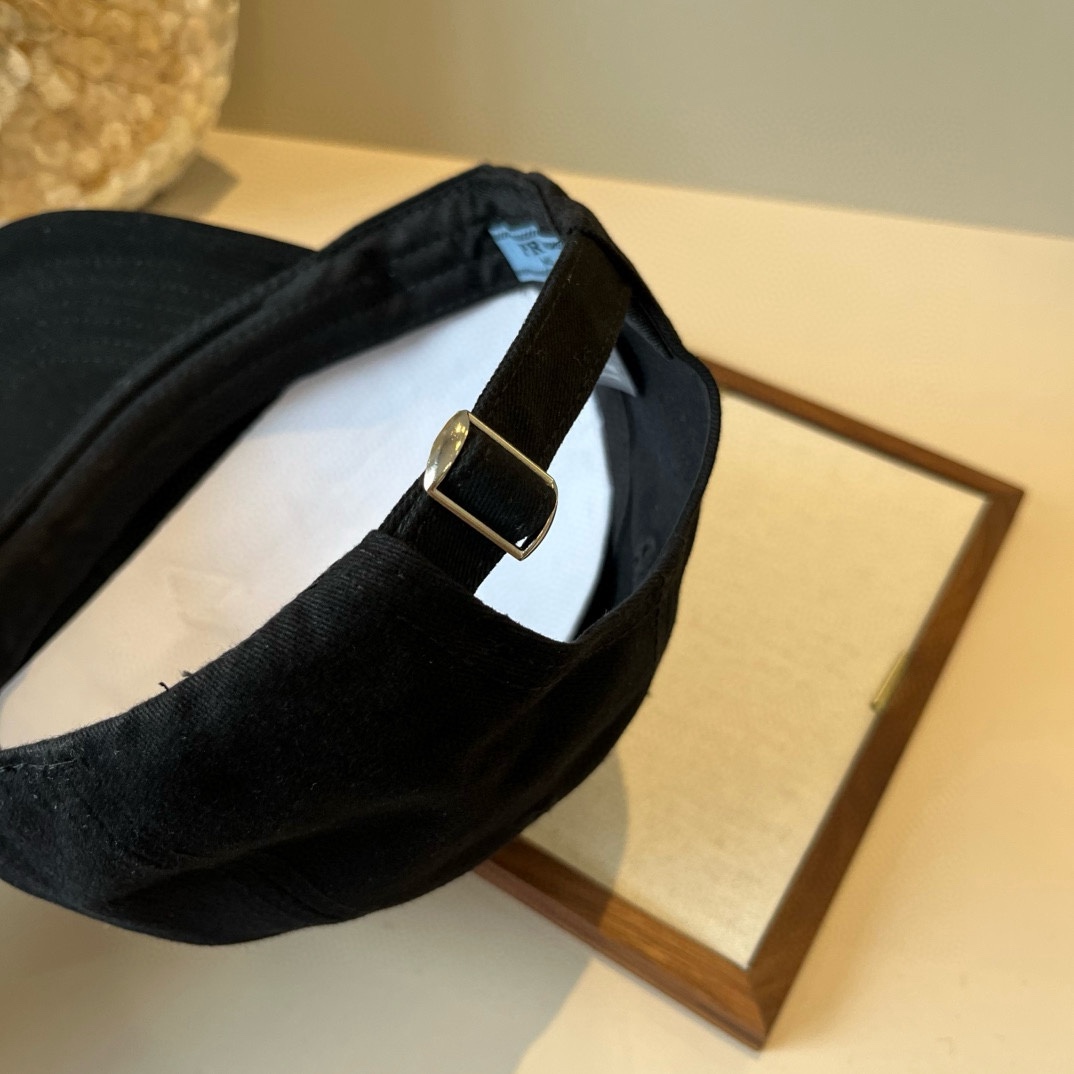 🆕

普拉达新款鸭舌帽 头围57cm