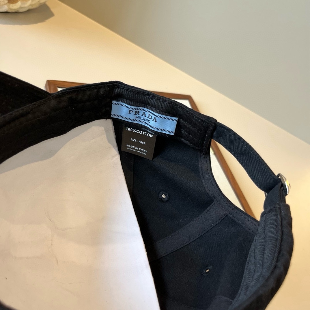 🆕

普拉达新款鸭舌帽 头围57cm