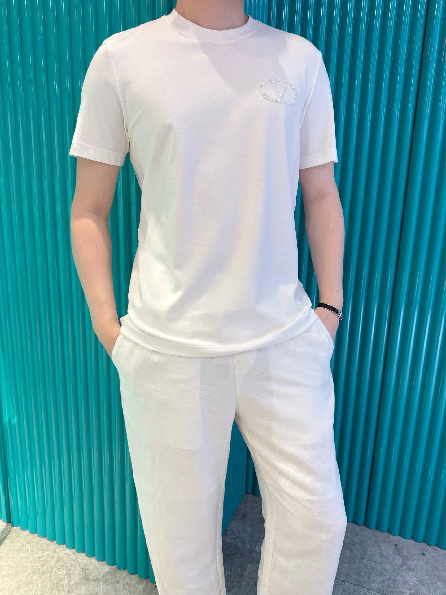 NO:511513,Valentino - the latest T-shirt shipment in 2025, hot-selling items in Europe and the United States!  Selected Italian imported brand European cotton fabrics, the brand beaded logo on the chest is matched with the latest design, highlighting fashion!  Number of codes 48-56 (model 180/wear 50, with Hong Kong Lane Crawford gift box packaging), valentino,tees, t-shirt,alexander wang19860909华伦天奴-2025最新T恤出货 欧美热销单品！精选意大利进口品牌欧货棉面料,胸口的品牌钉珠标志搭配最新的设计,彰显时尚 ！码数48-56（模特180/穿50,配香港连卡佛礼盒包装）,,valentino,tees，t-shirt,alexander wang,Men's clothing