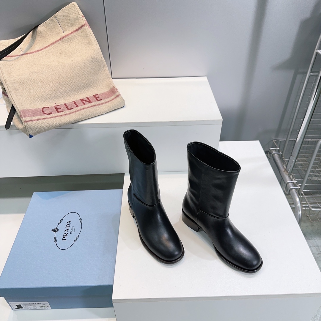 NO:477282,High quality!  Top quality Prada 25ss new autumn and winter products with straight and thick heeled round-toe boots!  Very simple and versatile!  It has a unique taste, everyone loves it and can easily control it. It can increase its height and make no mistakes when wearing it. It is simple and handsome, and it can conquer you!  A must-have item in autumn and winter!  The upper is made of original calfskin, inner footbed sheepskin, imported genuine leather sole from Italy, heel height: about 4cm, size: 35-40 (40 custom made without return) with original packaging, boots, prada, prada, boots, cowhide, sheepskin, Leather soles19860909高品质！顶级品质Prada普拉达 25ss 秋冬新品直筒一脚蹬粗跟圆头短靴！ 极简百搭！独到味道,人人都爱也轻松驾驭 ,穿上它增高休闲两不失误,上脚简单帅气,足以征服你！ 秋冬必备单品！ 鞋面采用原版小牛皮 内里垫脚羊皮 意大利进口真皮大底 跟高:约4cm 码数:35-40（40订做不退换） 配原版包装,靴子,prada,prada,boots,cowhide,sheepskin,Leather soles,Women's Shoes