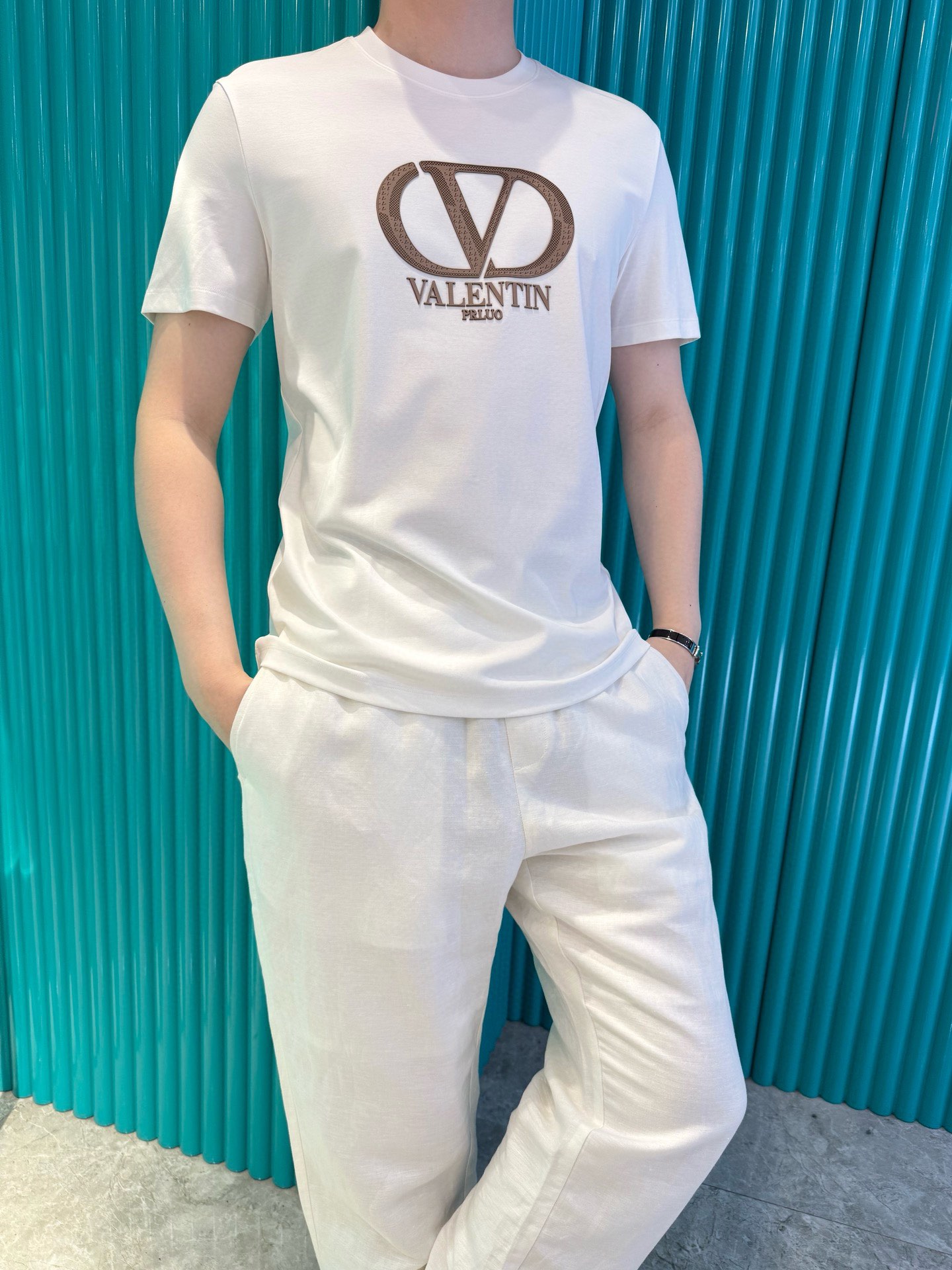 NO:511519,Valentino - the latest T-shirt shipment in 2025, hot-selling items in Europe and the United States!  Selected Italian imported brand European cotton fabrics, the brand logo on the chest is matched with the latest design, highlighting fashion!  Number of codes 48-56 (model 180/wear 50, with Hong Kong Lane Crawford gift box packaging), valentino,tees, t-shirt,alexander wang19860909华伦天奴-2025最新T恤出货 欧美热销单品！精选意大利进口品牌欧货棉面料,胸口的品牌标志搭配最新的设计,彰显时尚 ！码数48-56（模特180/穿50,配香港连卡佛礼盒包装）,,valentino,tees，t-shirt,alexander wang,Men's clothing