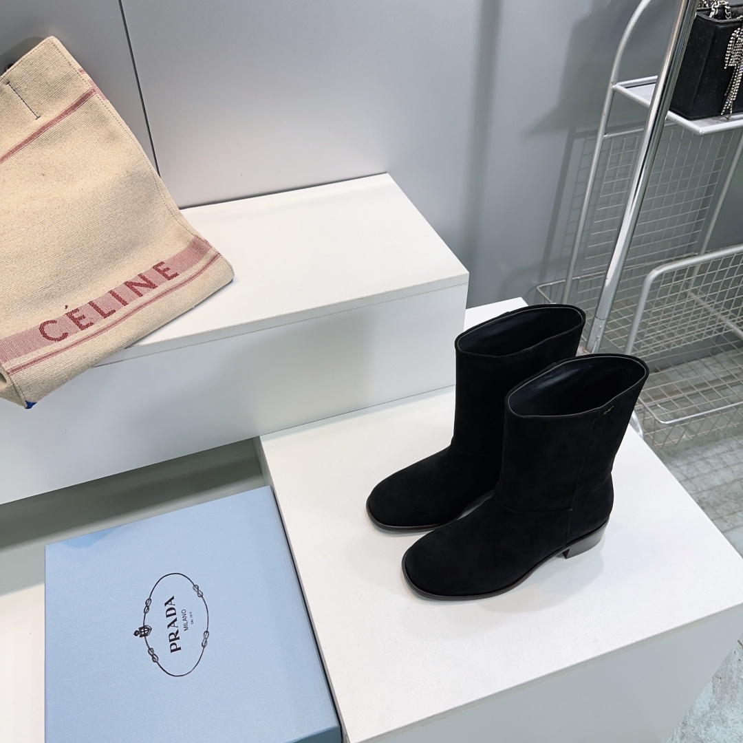 NO:477216,High quality!  Top quality Prada 25ss new autumn and winter products with straight and thick heeled round-toe boots!  Very simple and versatile!  It has a unique taste, everyone loves it and can easily control it. It can increase its height and make no mistakes when wearing it. It is simple and handsome, and it can conquer you!  A must-have item in autumn and winter!  The upper is made of original calfskin/sheep velvet, inner footbed sheepskin imported from Italy, heel height: about 4cm, size: 35-40 (40 custom made without return) with original packaging, boots, prada, prada, boots, cowhide, sheepskin, Leather soles19860909高品质！顶级品质Prada普拉达 25ss 秋冬新品直筒一脚蹬粗跟圆头短靴！ 极简百搭！独到味道,人人都爱也轻松驾驭 ,穿上它增高休闲两不失误,上脚简单帅气,足以征服你！ 秋冬必备单品！ 鞋面采用原版小牛皮/羊反绒 内里垫脚羊皮 意大利进口真皮大底 跟高:约4cm 码数:35-40（40订做不退换） 配原版包装,靴子,prada,prada,boots,cowhide,sheepskin,Leather soles,Women's Shoes