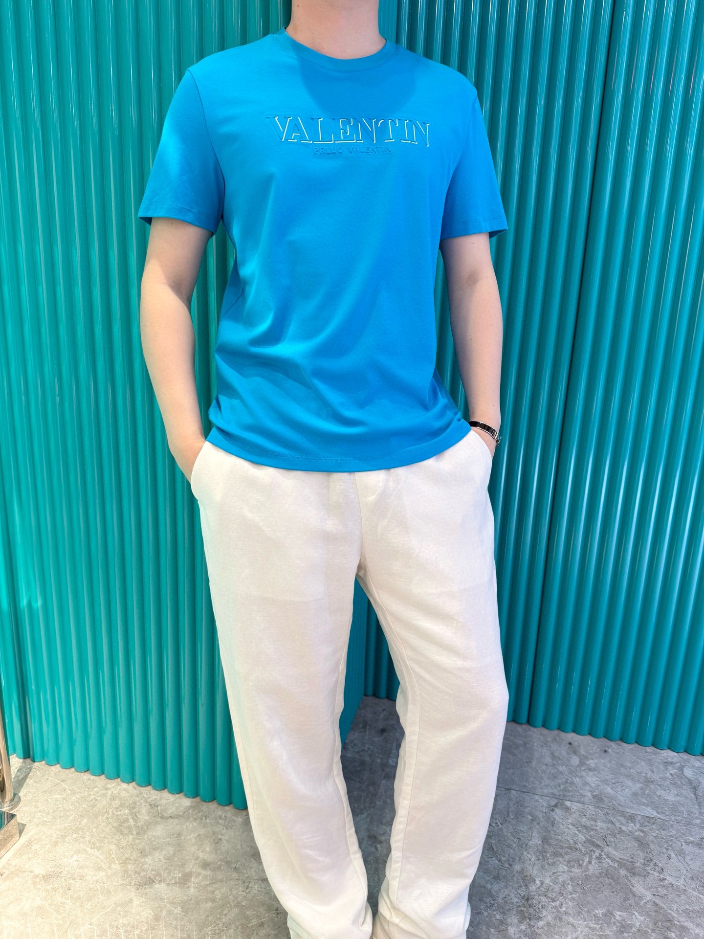 NO:511527,Valentino - the latest T-shirt shipment in 2025, hot-selling items in Europe and the United States!  Selected Italian imported brand European cotton fabrics, the brand logo on the chest is matched with the latest design, highlighting fashion!  Number of codes 48-56 (model 180/wear 50, with Hong Kong Lane Crawford gift box packaging), valentino,tees, t-shirt,alexander wang19860909华伦天奴-2025最新T恤出货 欧美热销单品！精选意大利进口品牌欧货棉面料,胸口的品牌标志搭配最新的设计,彰显时尚 ！码数48-56（模特180/穿50,配香港连卡佛礼盒包装）,,valentino,tees，t-shirt,alexander wang,Men's clothing