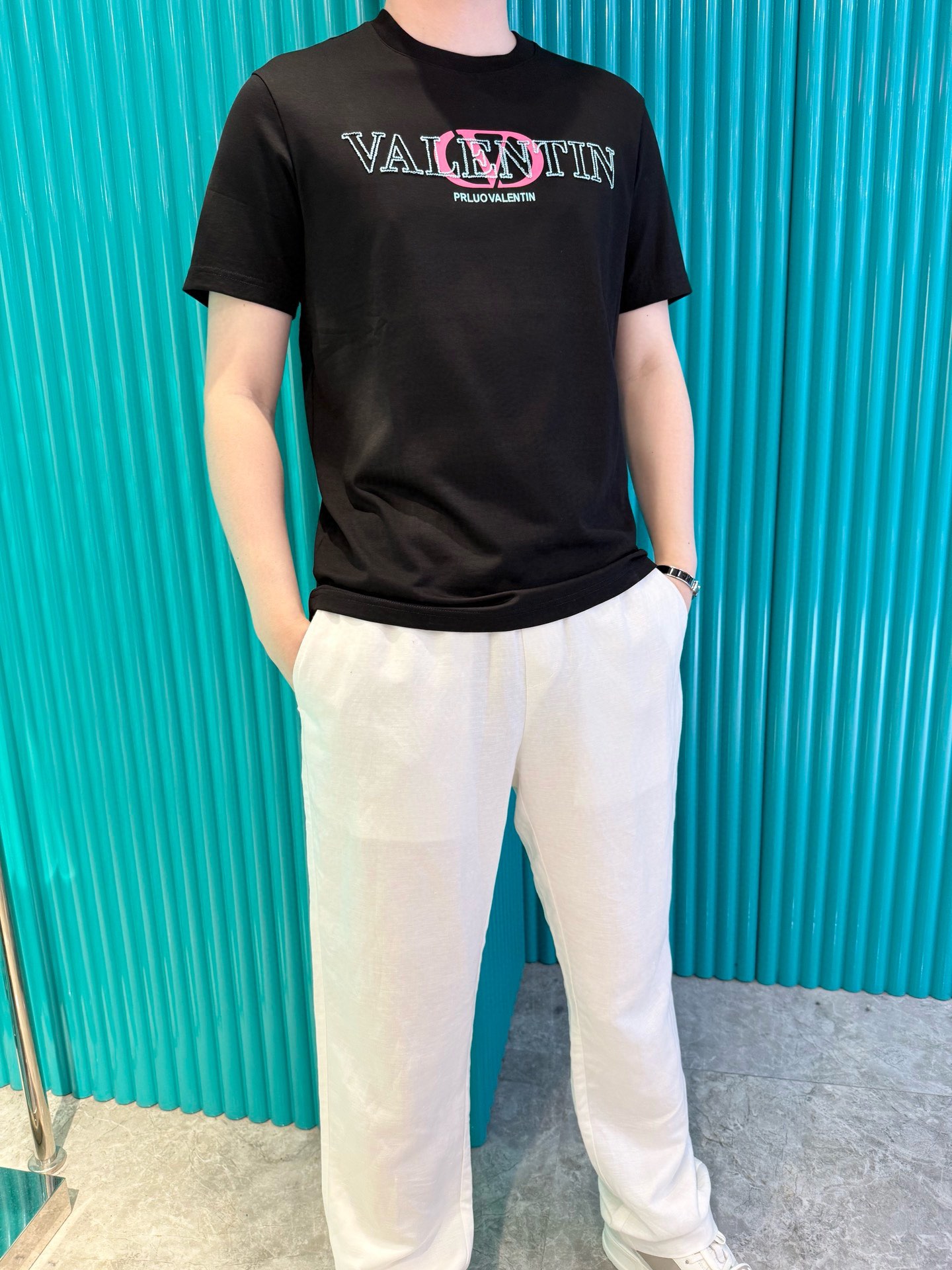 NO:511531,Valentino - the latest T-shirt shipment in 2025, hot-selling items in Europe and the United States!  Selected 100% European cotton fabrics from imported Italian brands, and the brand logo on the chest is matched with the latest design to highlight fashion!  Number of codes 48-56 (model 180/wear 50, with Hong Kong Lane Crawford gift box packaging), valentino,tees, t-shirt,alexander wang19860909华伦天奴-2025最新T恤出货 欧美热销单品！精选意大利进口品牌百分百欧货棉面料,胸口的品牌标志搭配最新的设计,彰显时尚 ！码数48-56（模特180/穿50,配香港连卡佛礼盒包装）,,valentino,tees，t-shirt,alexander wang,Men's clothing