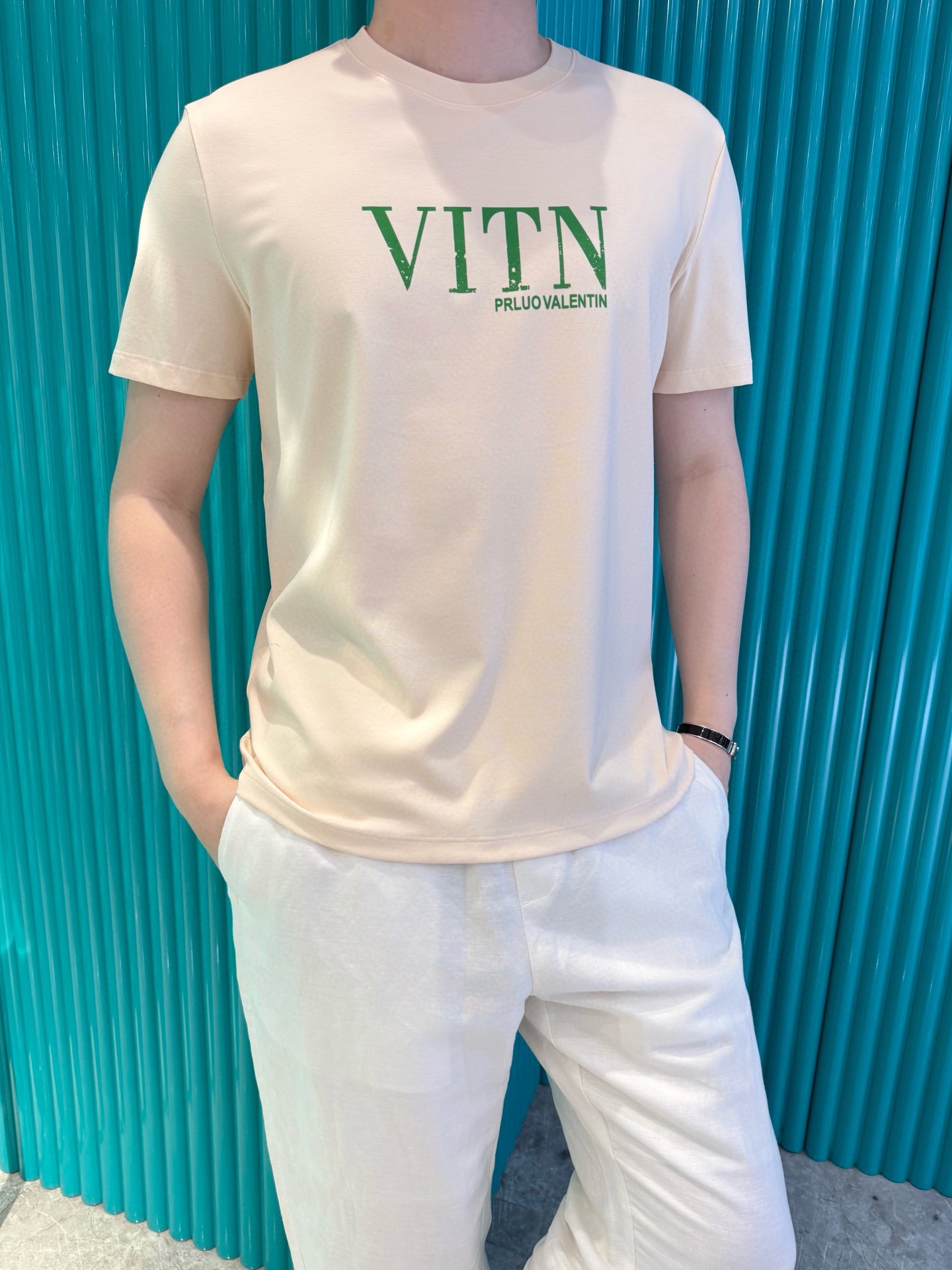 NO:511534,Valentino - the latest T-shirt shipment in 2025, hot-selling items in Europe and the United States!  Selected Italian imported brand European cotton fabrics, the brand logo on the chest is matched with the latest design, highlighting fashion!  Number of codes 48-56 (model 180/wear 50, with Hong Kong Lane Crawford gift box packaging), valentino,tees, t-shirt,alexander wang19860909华伦天奴-2025最新T恤出货 欧美热销单品！精选意大利进口品牌欧货棉面料,胸口的品牌标志搭配最新的设计,彰显时尚 ！码数48-56（模特180/穿50,配香港连卡佛礼盒包装）,,valentino,tees，t-shirt,alexander wang,Men's clothing