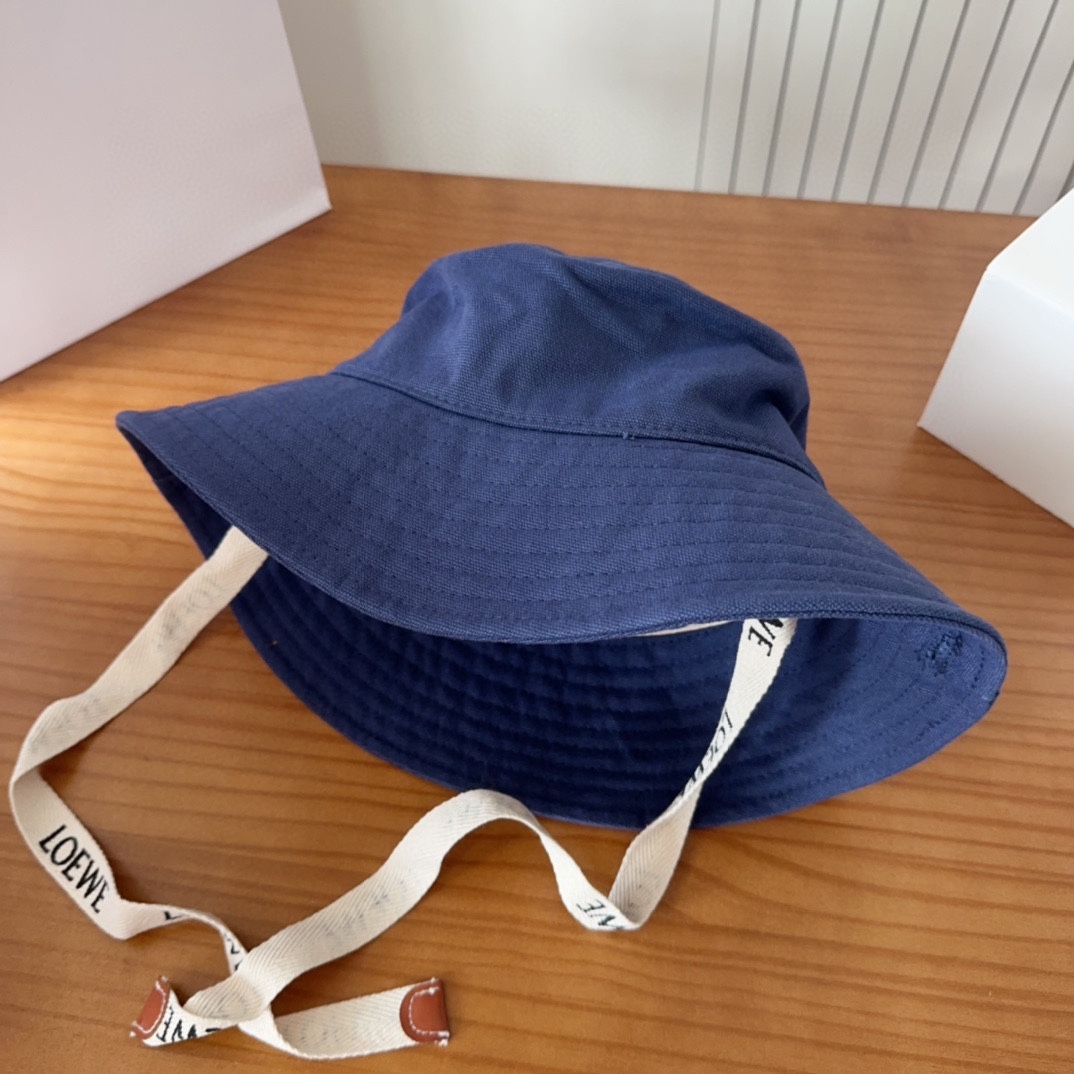 

罗意威个性加带渔夫帽，一款很优秀的休闲渔夫帽
质感复古潮味十足，很强的街拍风，帅！
一年四季都可以佩