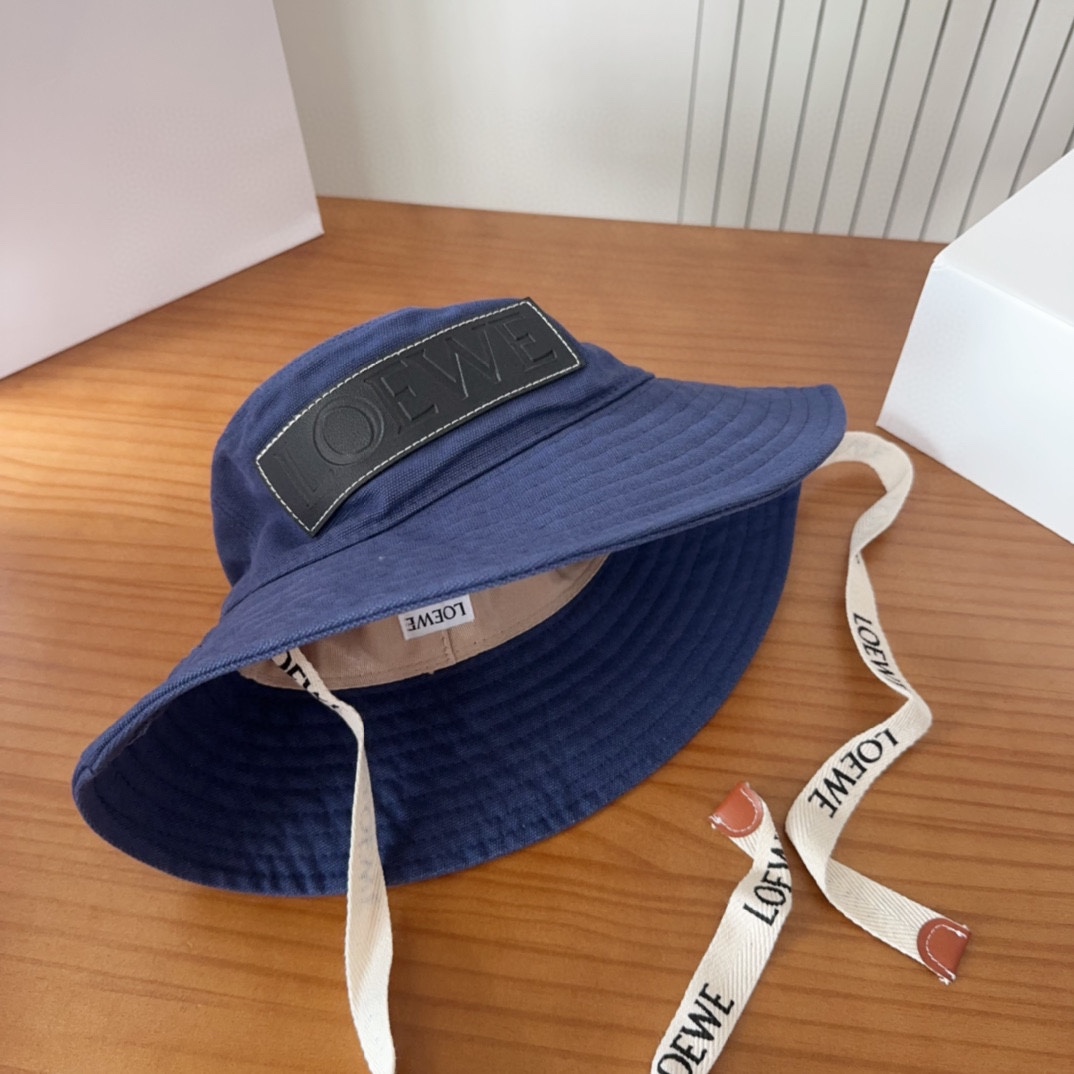 

罗意威个性加带渔夫帽，一款很优秀的休闲渔夫帽
质感复古潮味十足，很强的街拍风，帅！
一年四季都可以佩