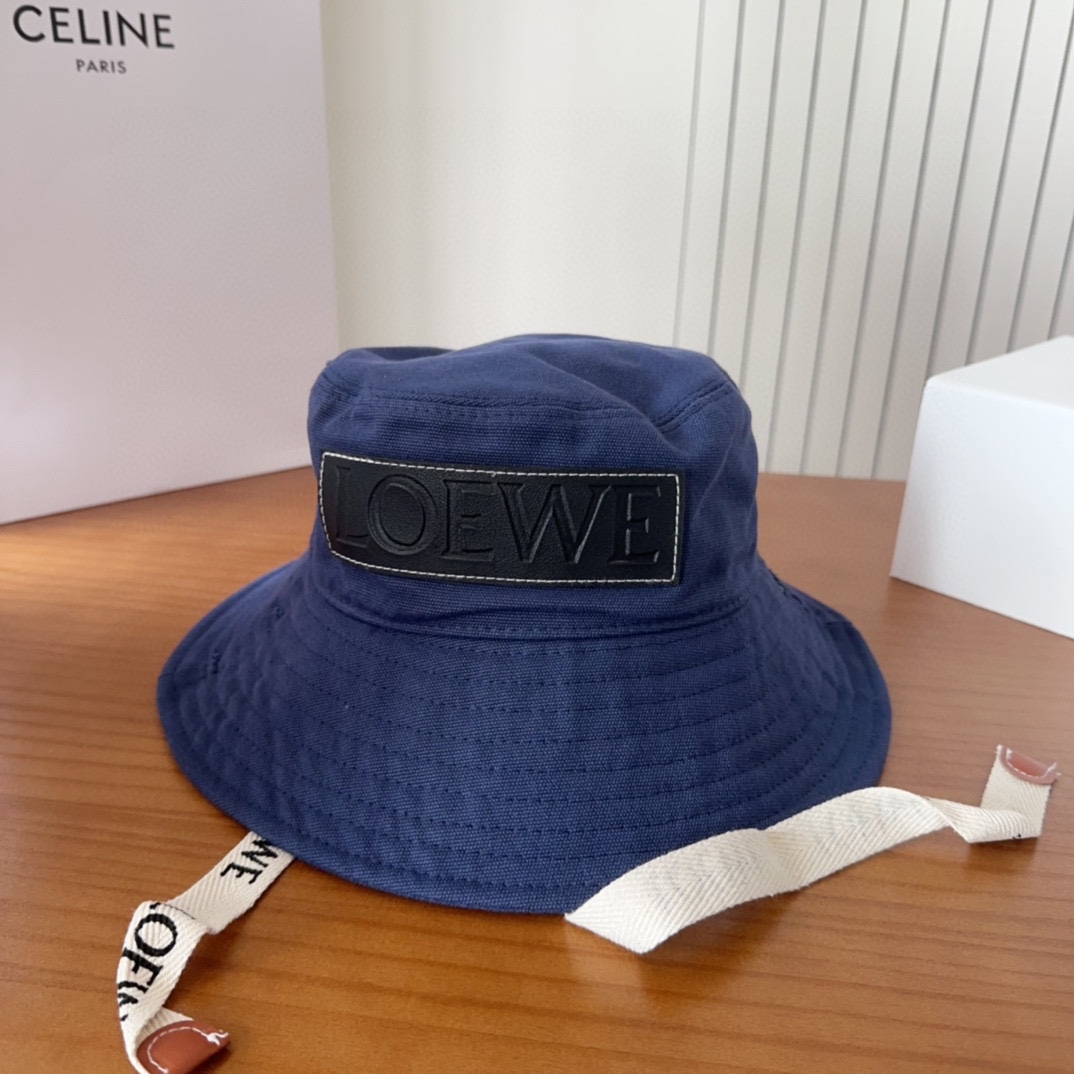 

罗意威个性加带渔夫帽，一款很优秀的休闲渔夫帽
质感复古潮味十足，很强的街拍风，帅！
一年四季都可以佩