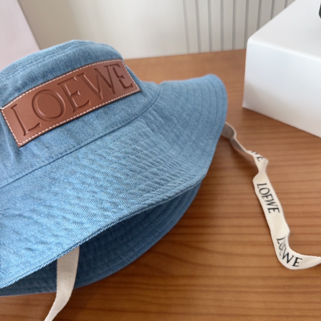 

罗意威个性加带渔夫帽，一款很优秀的休闲渔夫帽
质感复古潮味十足，很强的街拍风，帅！
一年四季都可以佩