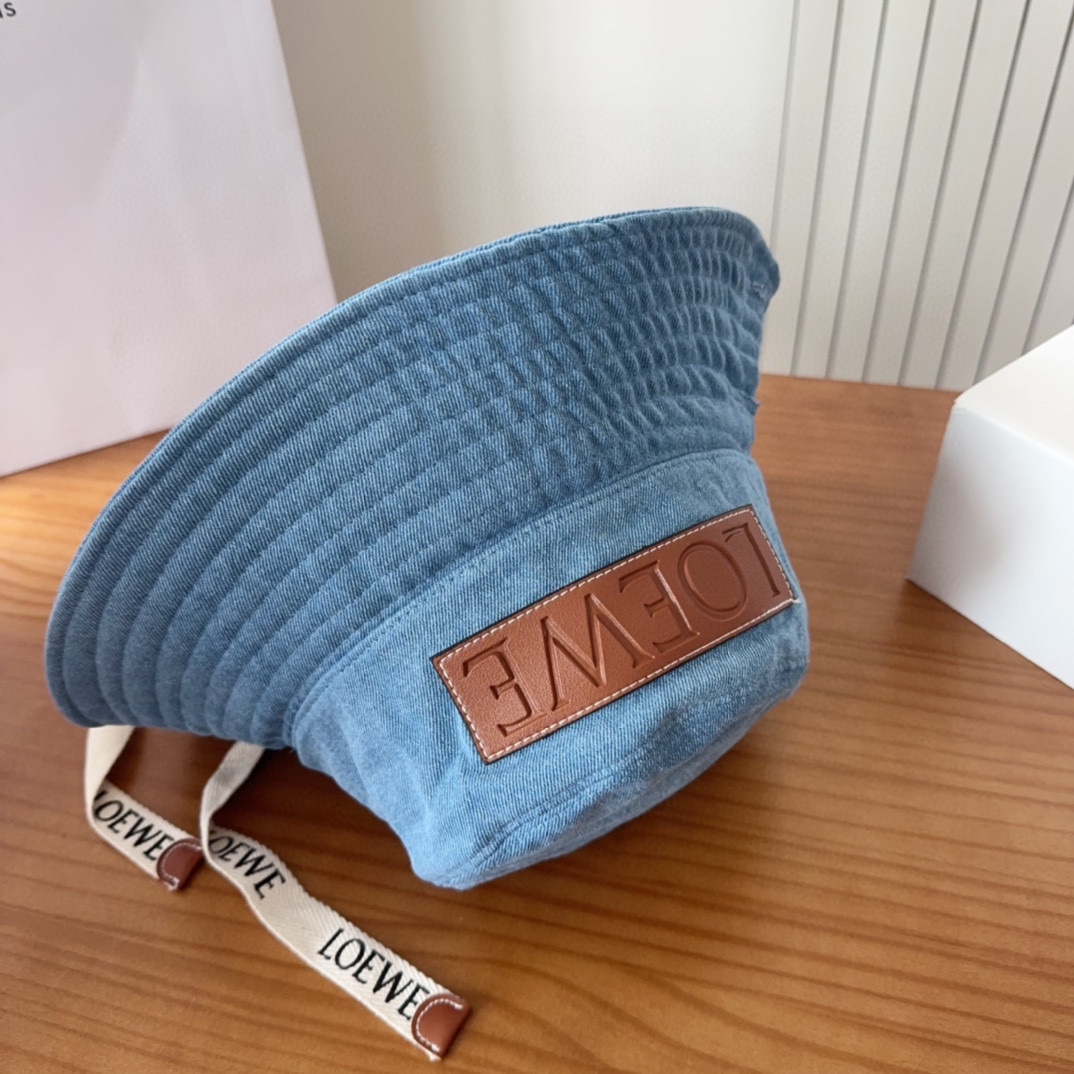 

罗意威个性加带渔夫帽，一款很优秀的休闲渔夫帽
质感复古潮味十足，很强的街拍风，帅！
一年四季都可以佩