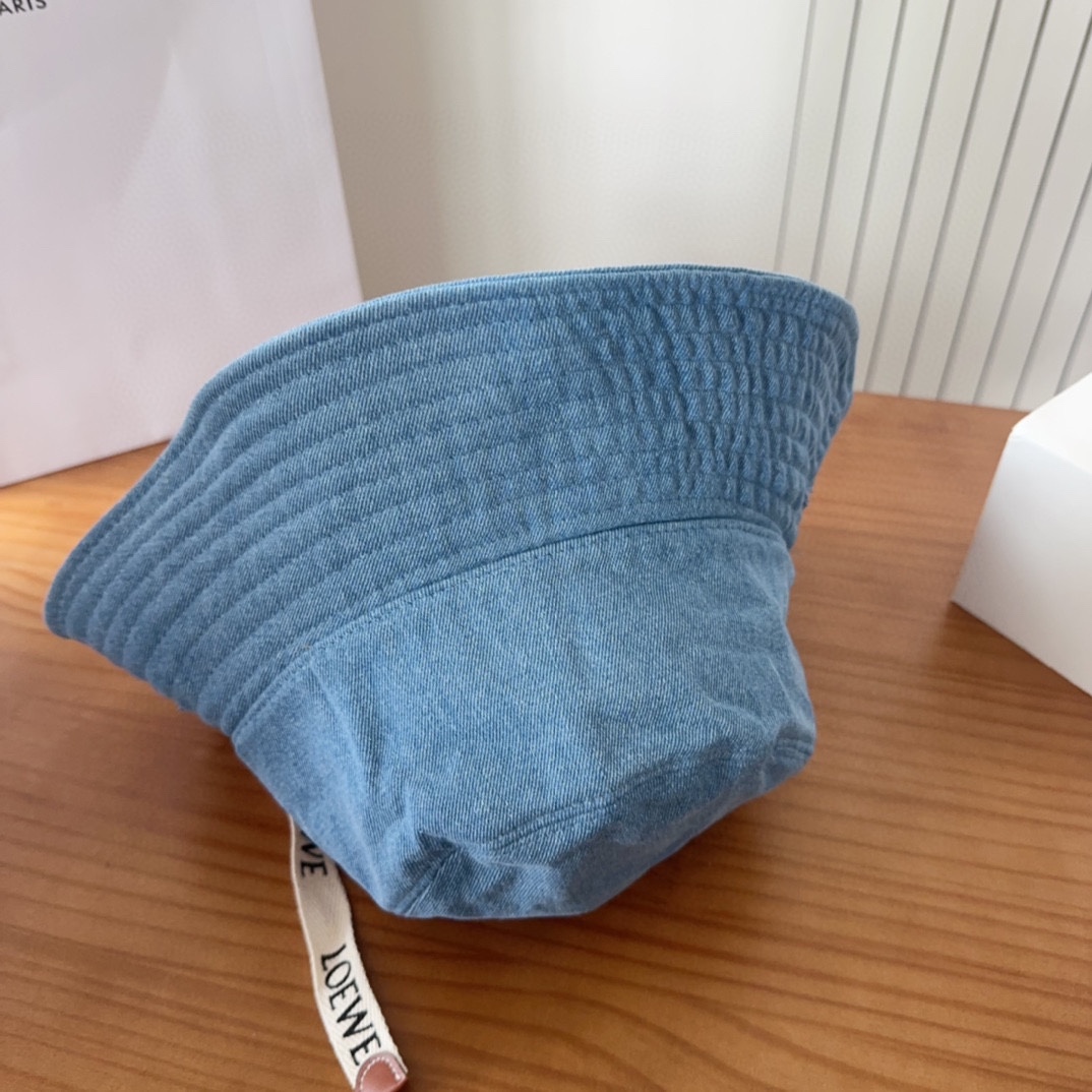 

罗意威个性加带渔夫帽，一款很优秀的休闲渔夫帽
质感复古潮味十足，很强的街拍风，帅！
一年四季都可以佩