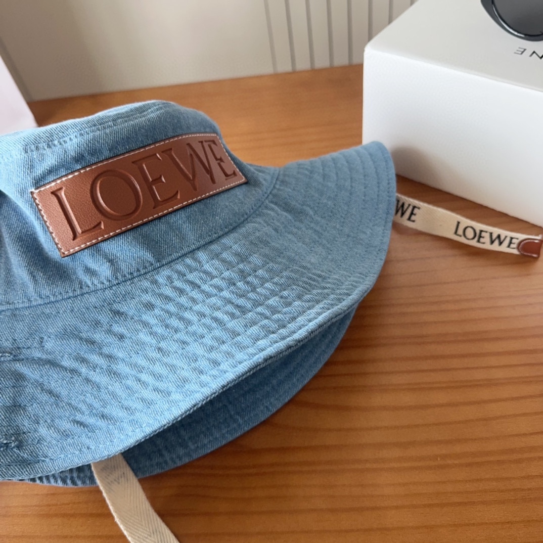 

罗意威个性加带渔夫帽，一款很优秀的休闲渔夫帽
质感复古潮味十足，很强的街拍风，帅！
一年四季都可以佩