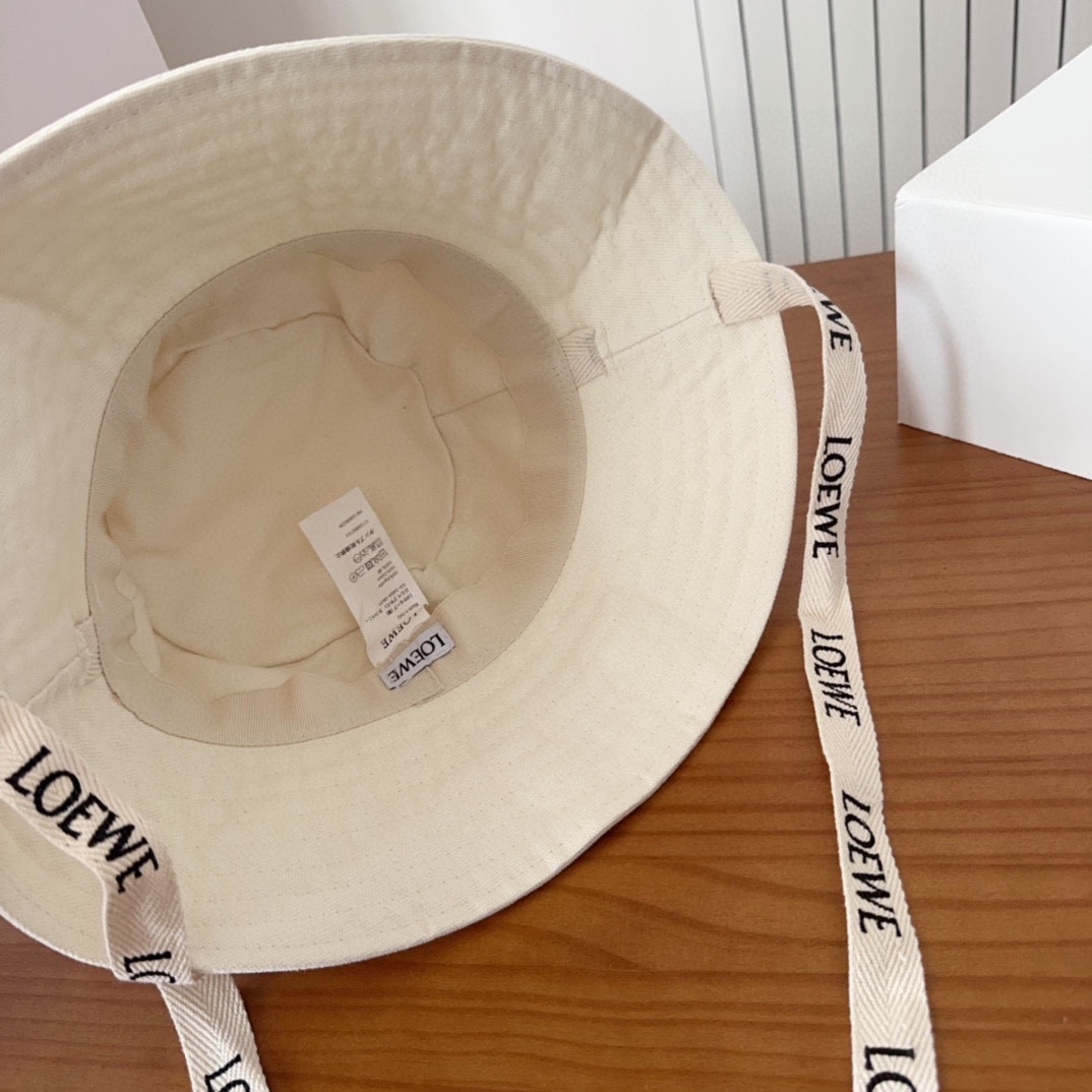 

罗意威个性加带渔夫帽，一款很优秀的休闲渔夫帽
质感复古潮味十足，很强的街拍风，帅！
一年四季都可以佩