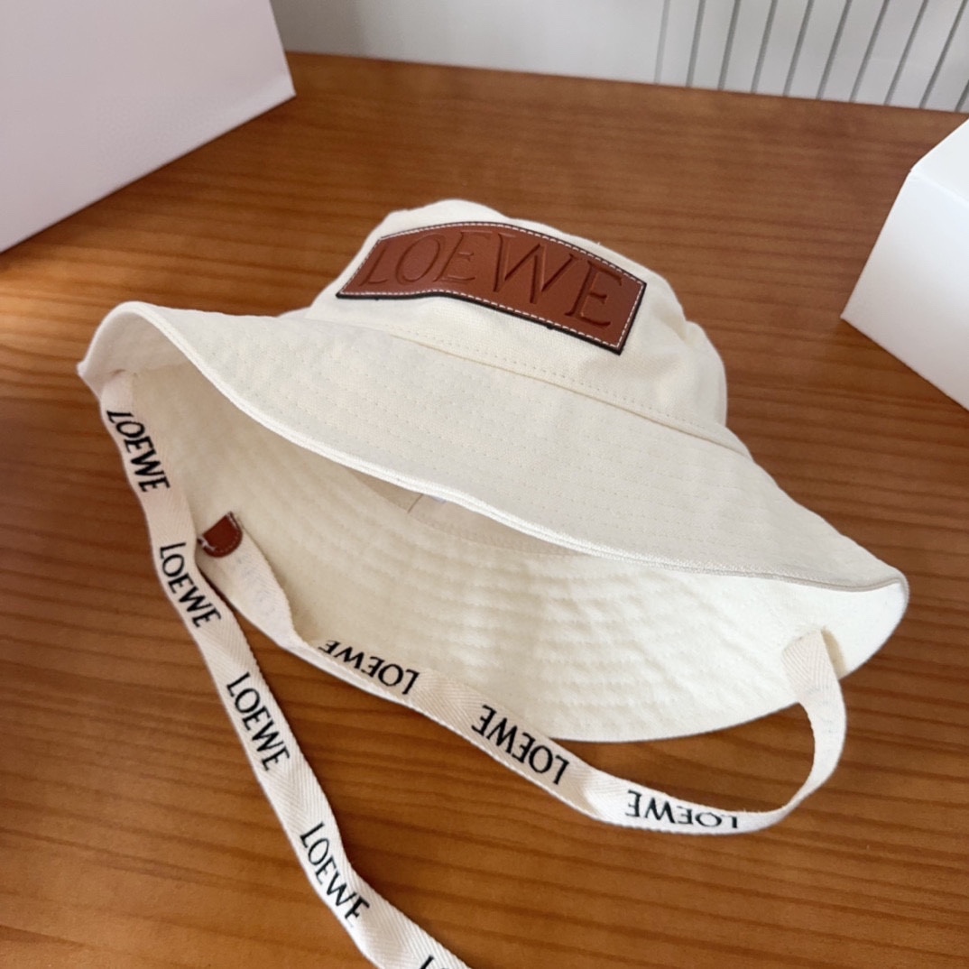 

罗意威个性加带渔夫帽，一款很优秀的休闲渔夫帽
质感复古潮味十足，很强的街拍风，帅！
一年四季都可以佩