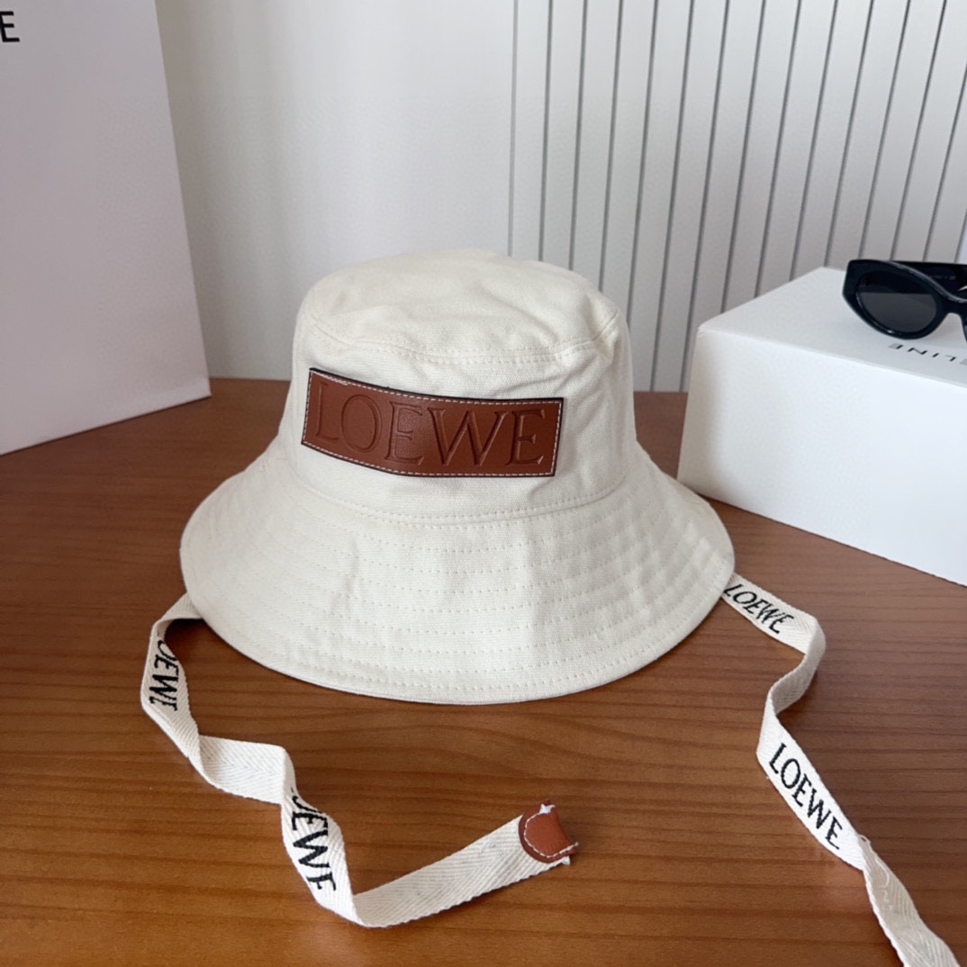 

罗意威个性加带渔夫帽，一款很优秀的休闲渔夫帽
质感复古潮味十足，很强的街拍风，帅！
一年四季都可以佩