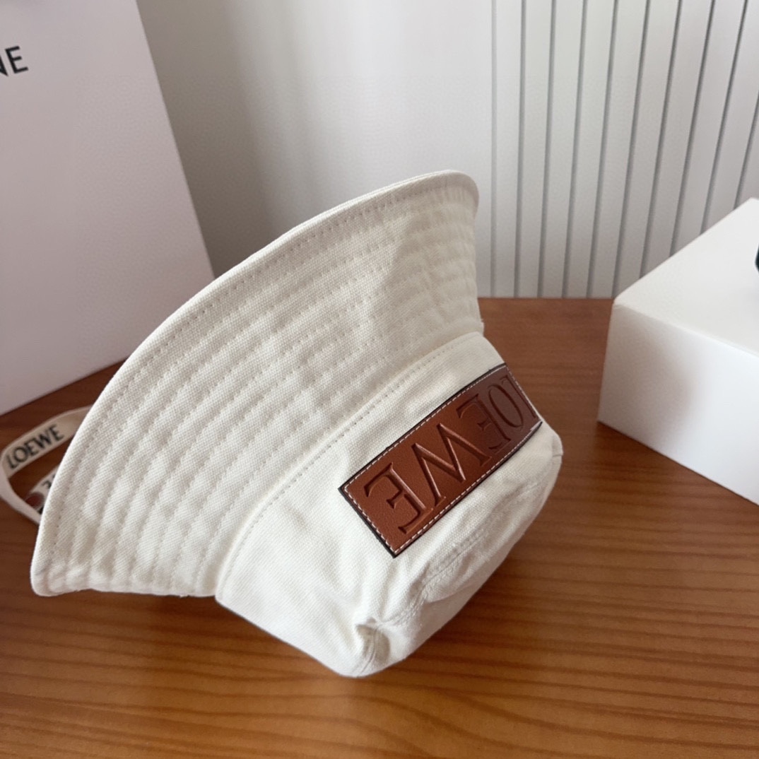 

罗意威个性加带渔夫帽，一款很优秀的休闲渔夫帽
质感复古潮味十足，很强的街拍风，帅！
一年四季都可以佩