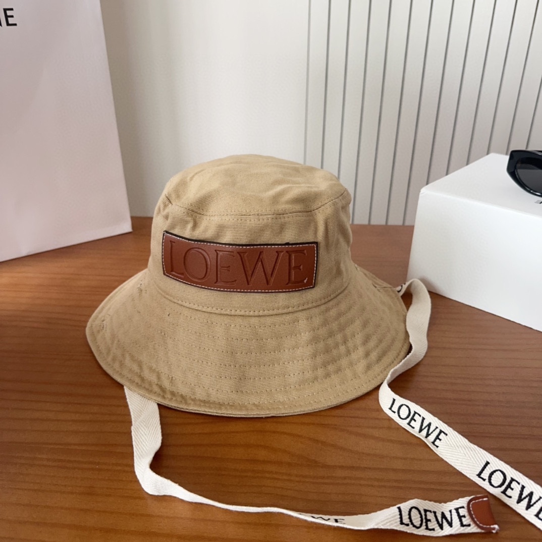 

罗意威个性加带渔夫帽，一款很优秀的休闲渔夫帽
质感复古潮味十足，很强的街拍风，帅！
一年四季都可以佩