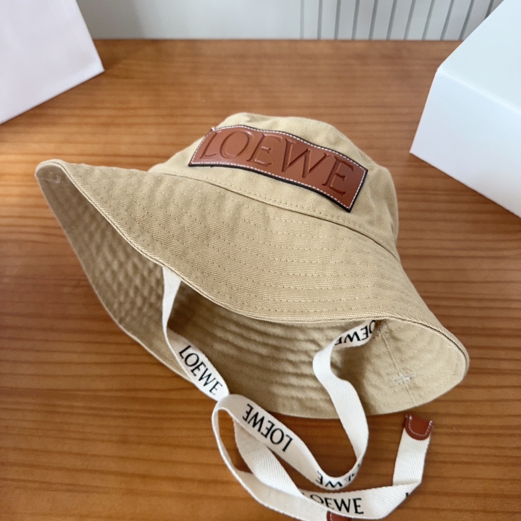 

罗意威个性加带渔夫帽，一款很优秀的休闲渔夫帽
质感复古潮味十足，很强的街拍风，帅！
一年四季都可以佩